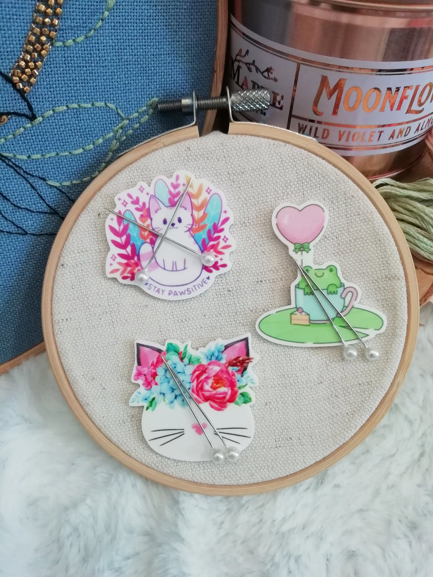 Porte aiguille aimanté / needle minder "Chat couronne", "Stay pawsitive" ou "Grenouille in love"