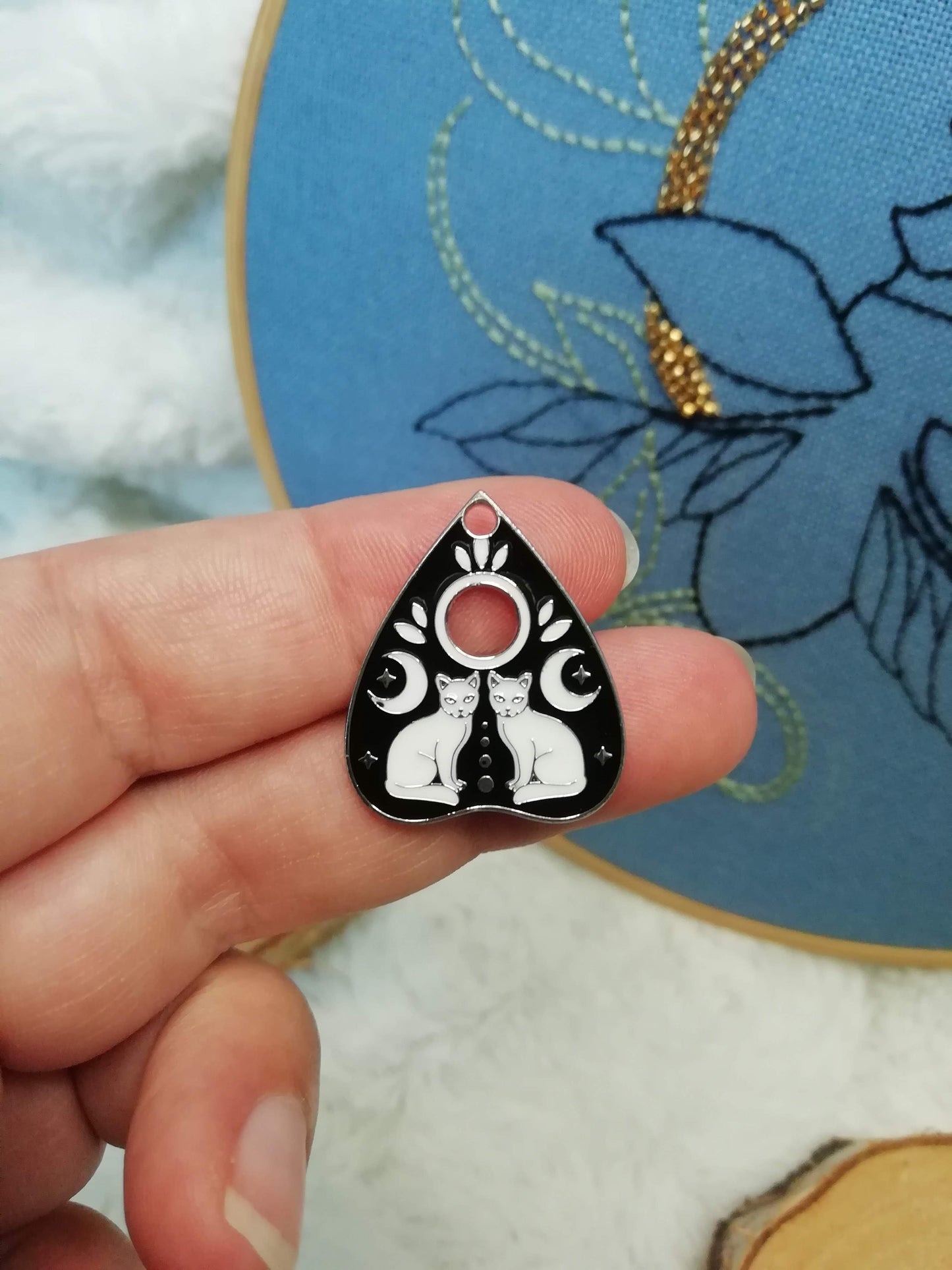 Magnetic needle holder for embroidery "Ouija drops"