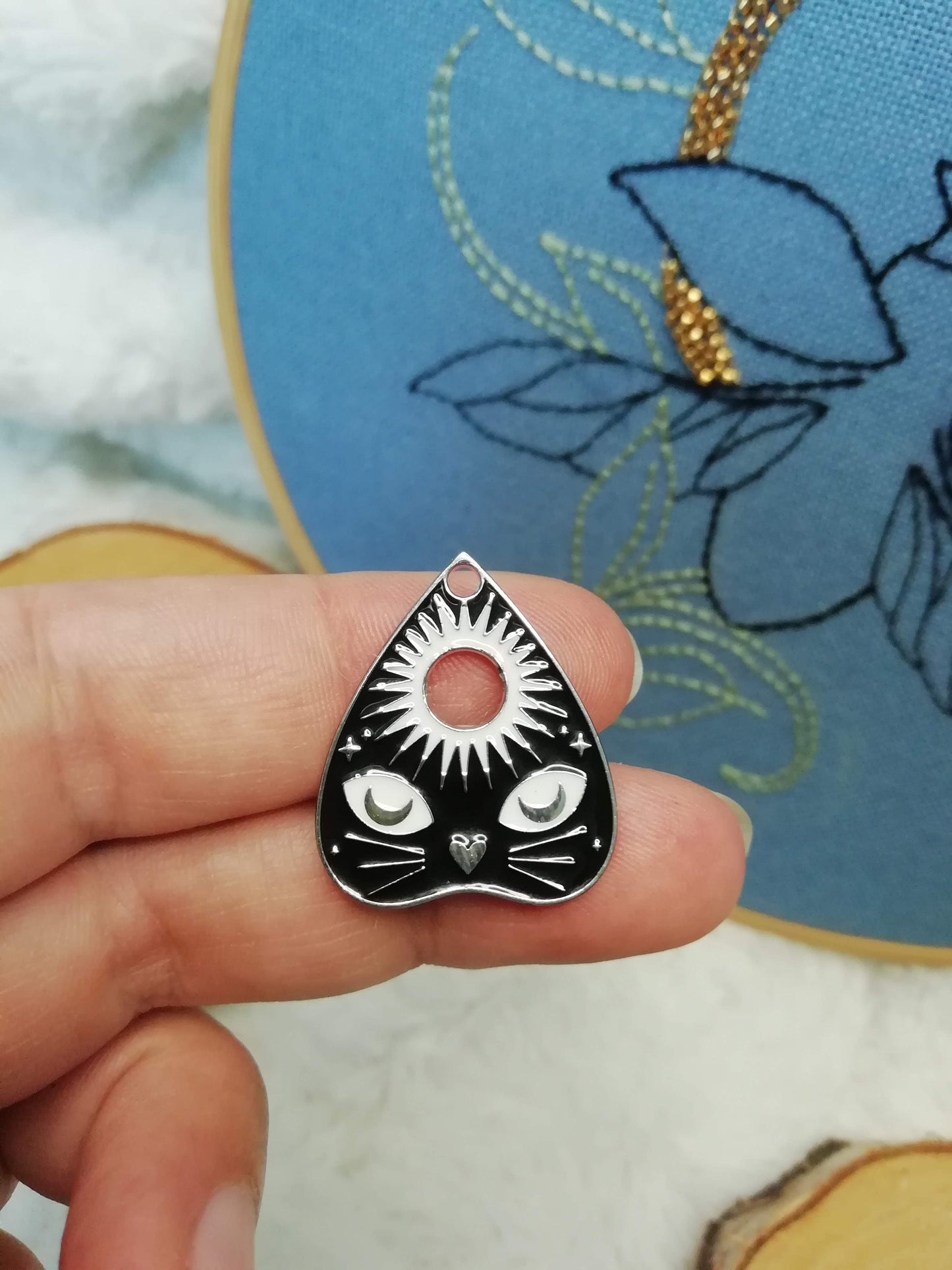 Magnetic needle holder for embroidery "Ouija drops"