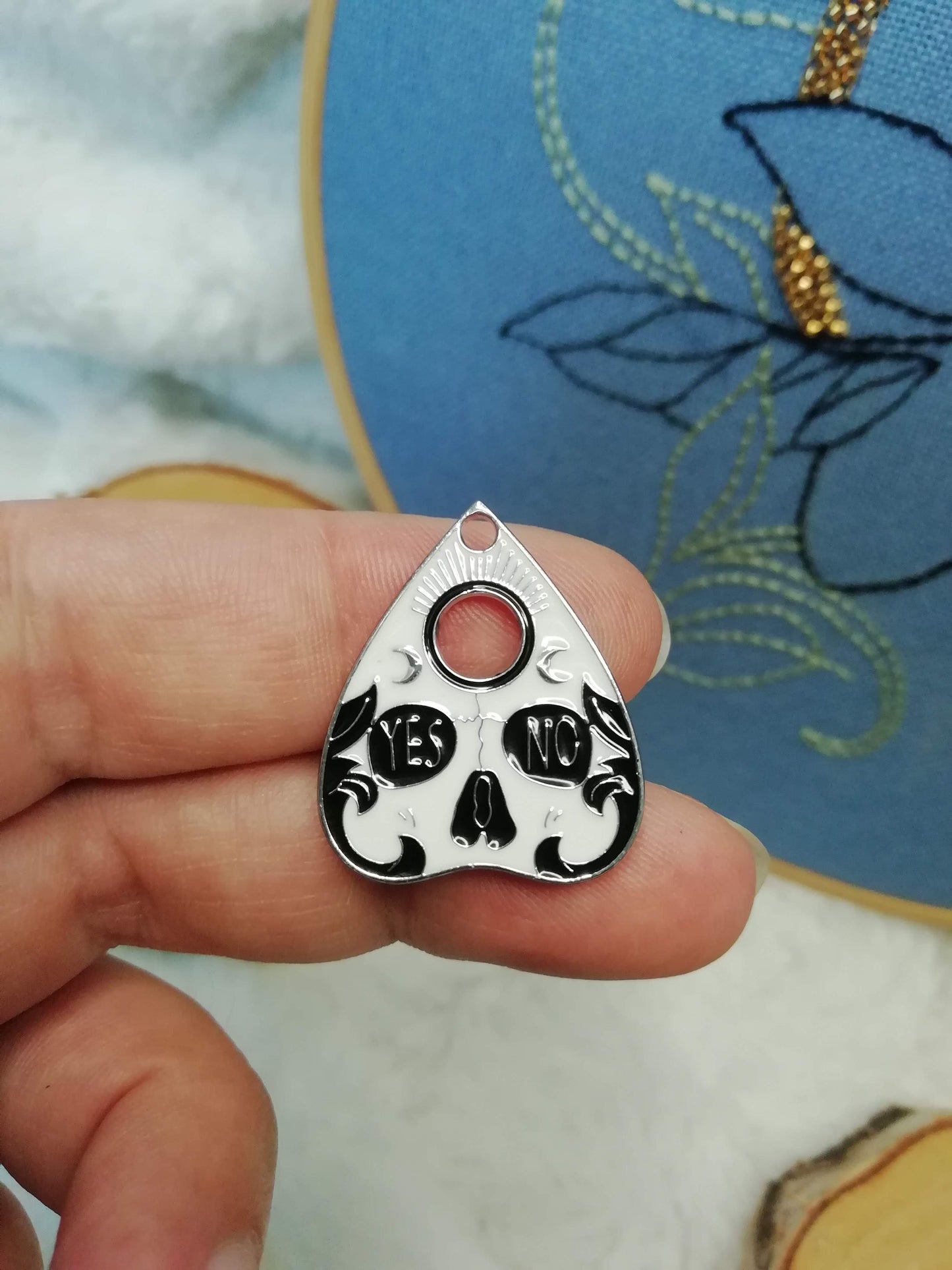 Magnetic needle holder for embroidery "Ouija drops"