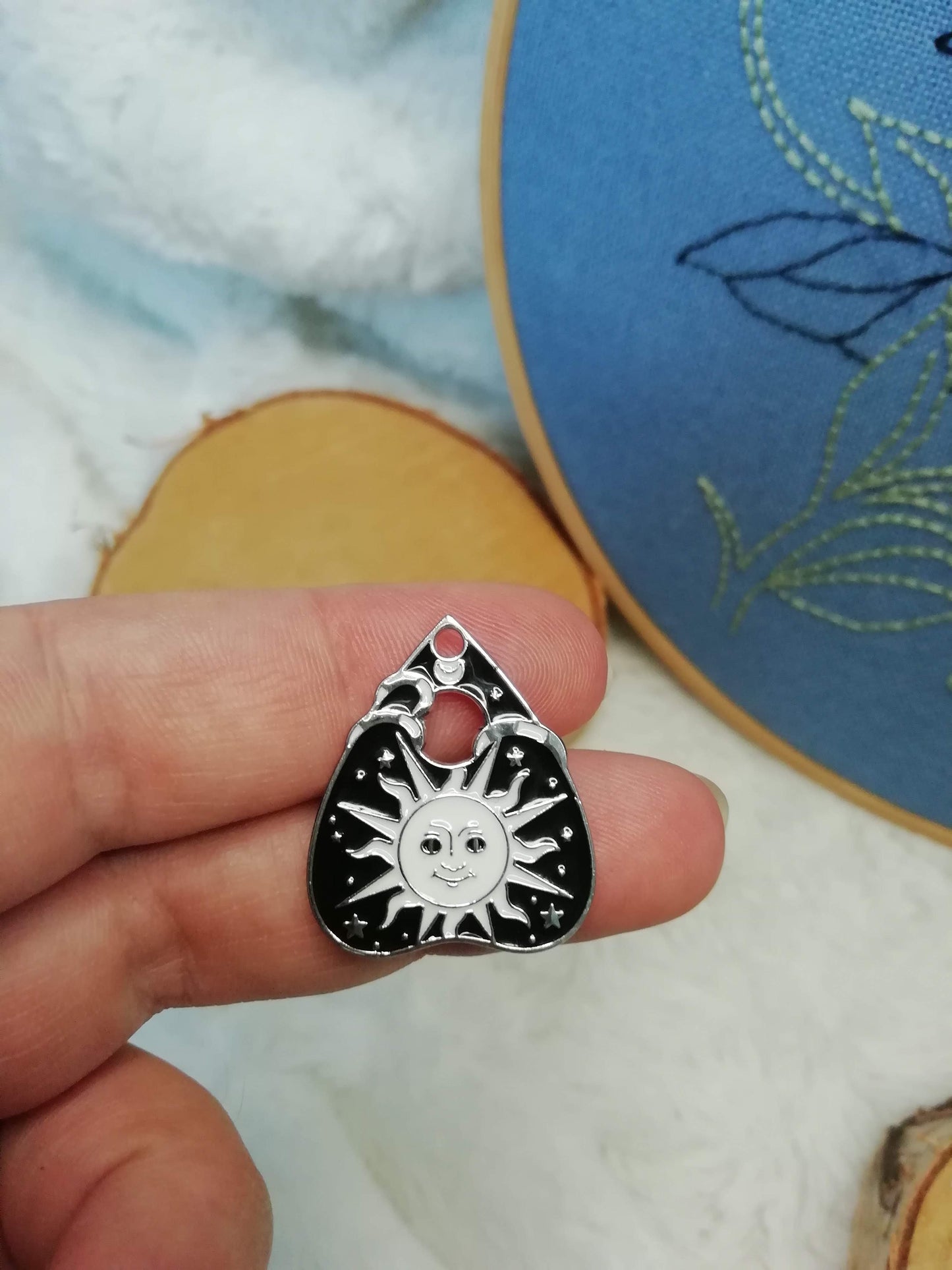 Magnetic needle holder for embroidery "Ouija drops"