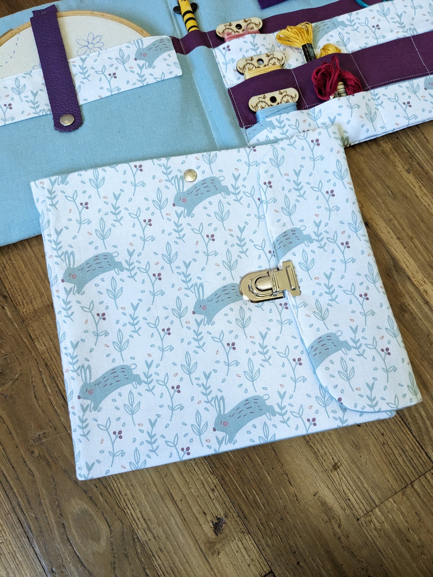 Pochette à broderie Lapins bondissants