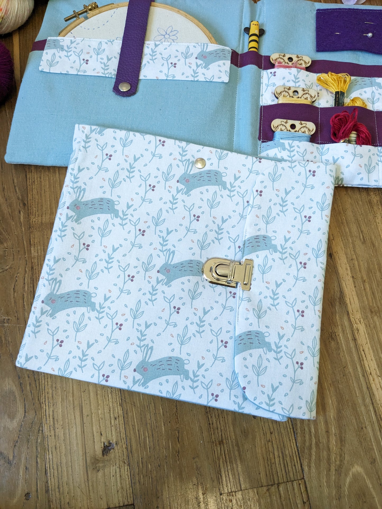 Pochette à broderie Lapins bondissants