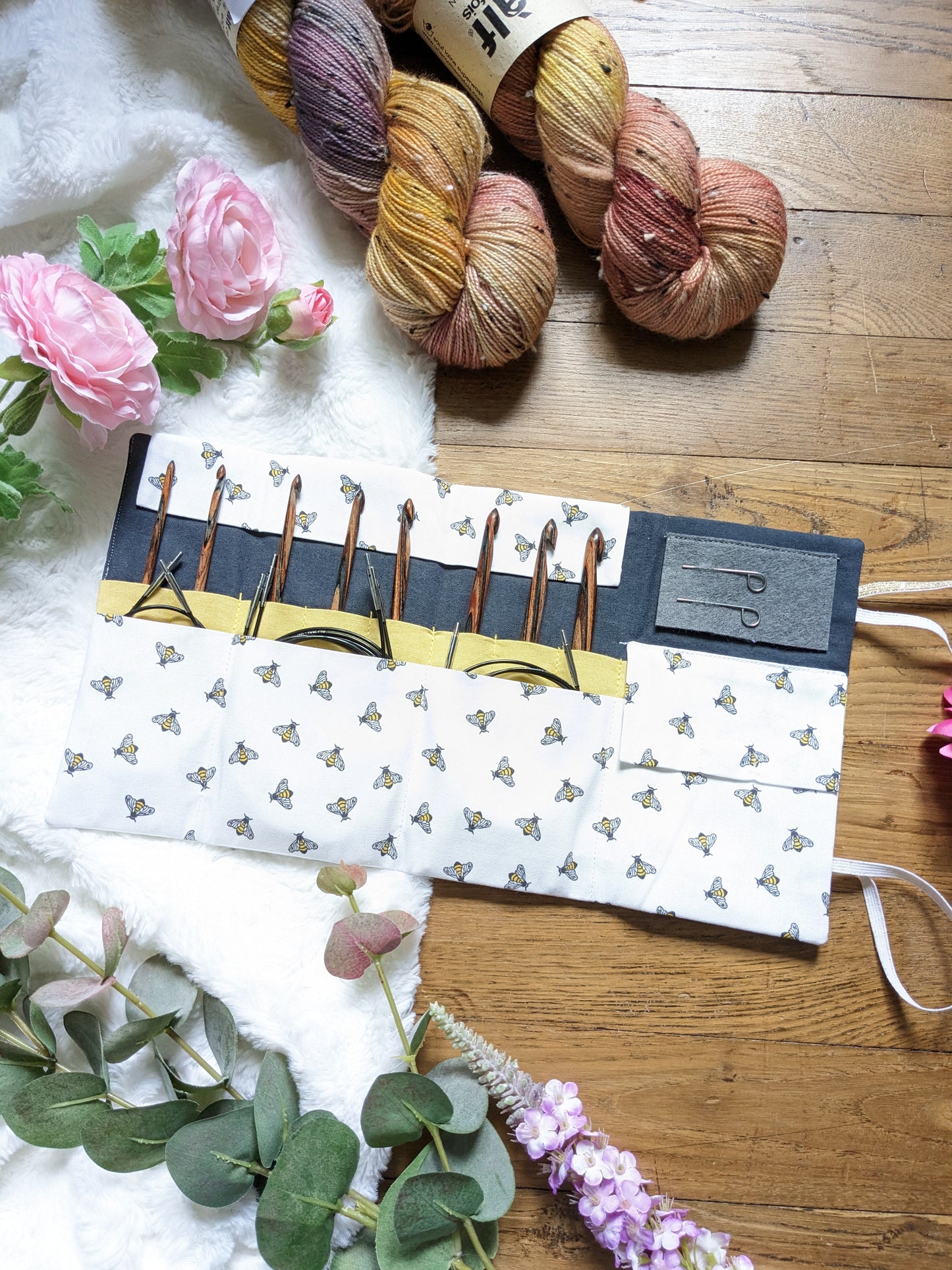 Removable circular needle storage pouch or Tunisian hooks "Bee simple" pattern