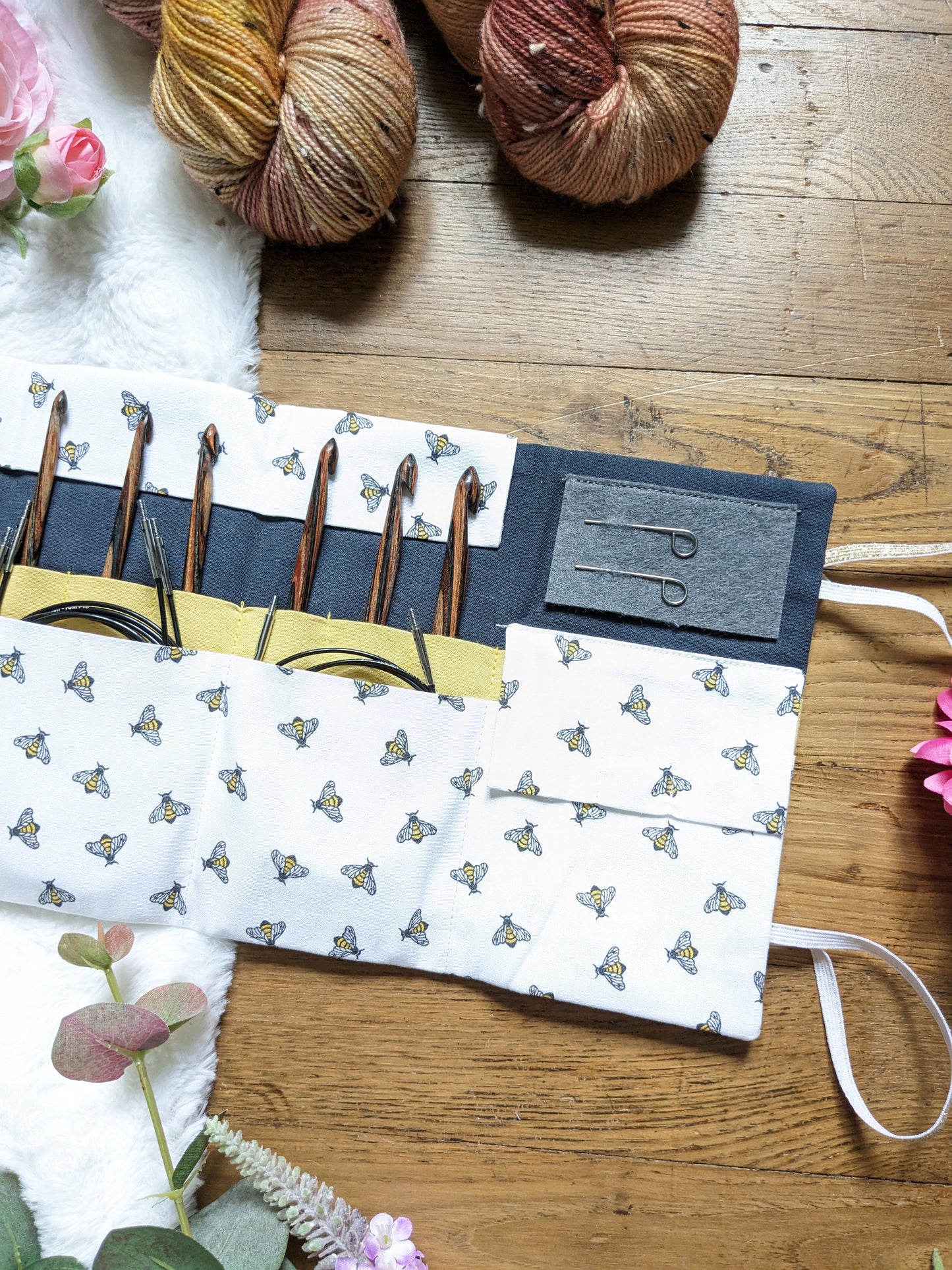 Removable circular needle storage pouch or Tunisian hooks "Bee simple" pattern