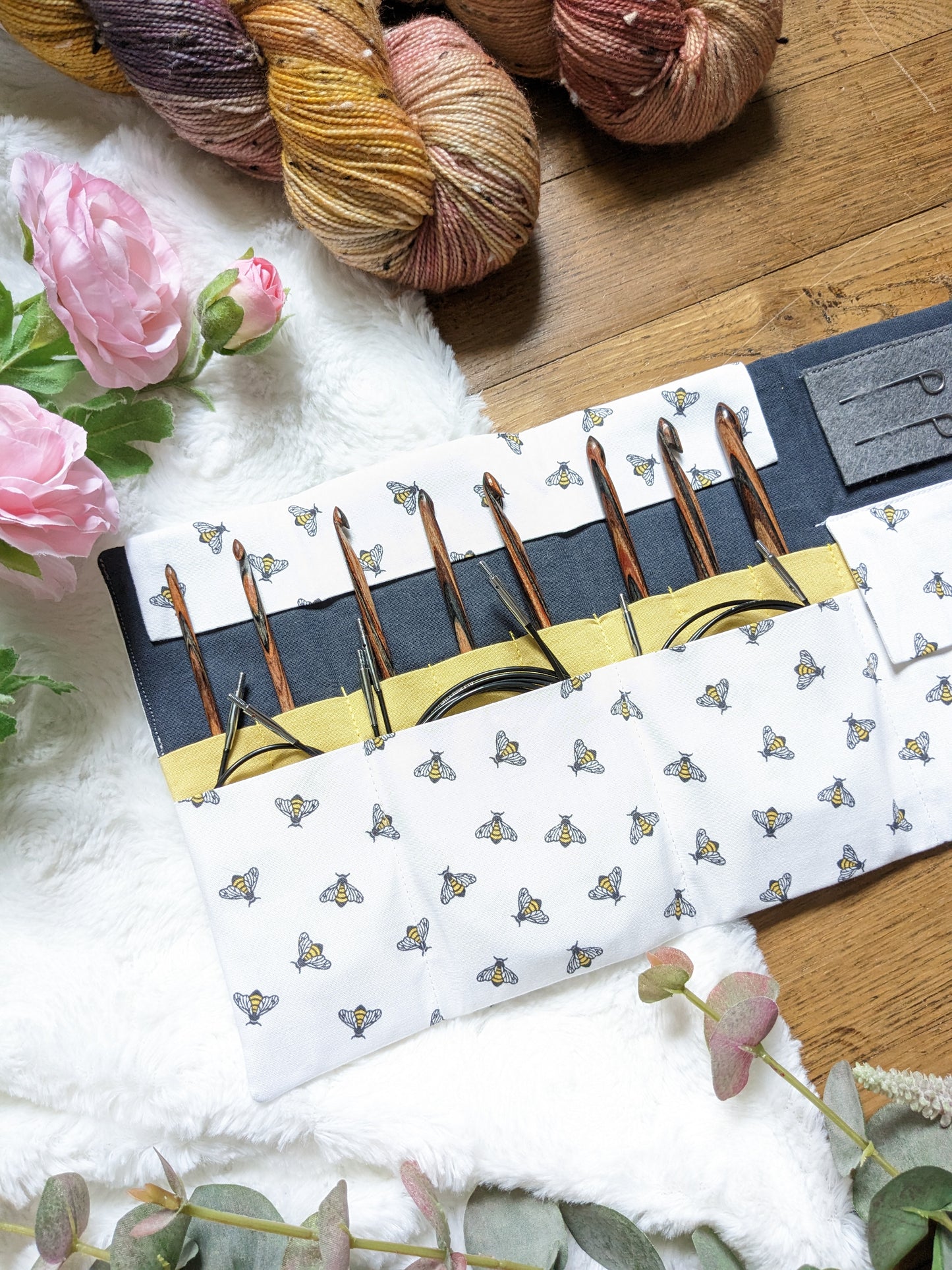 Removable circular needle storage pouch or Tunisian hooks "Bee simple" pattern