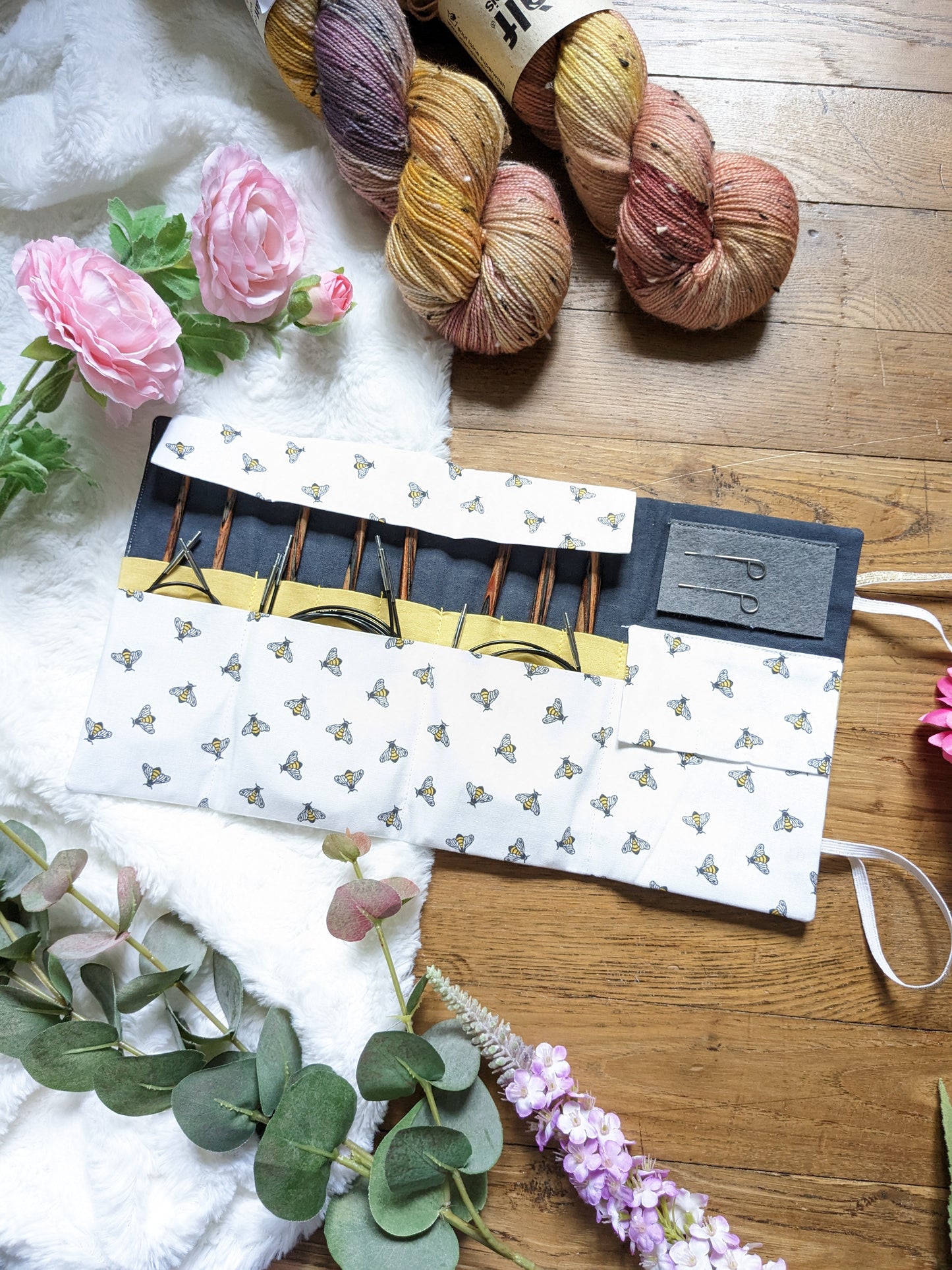 Removable circular needle storage pouch or Tunisian hooks "Bee simple" pattern