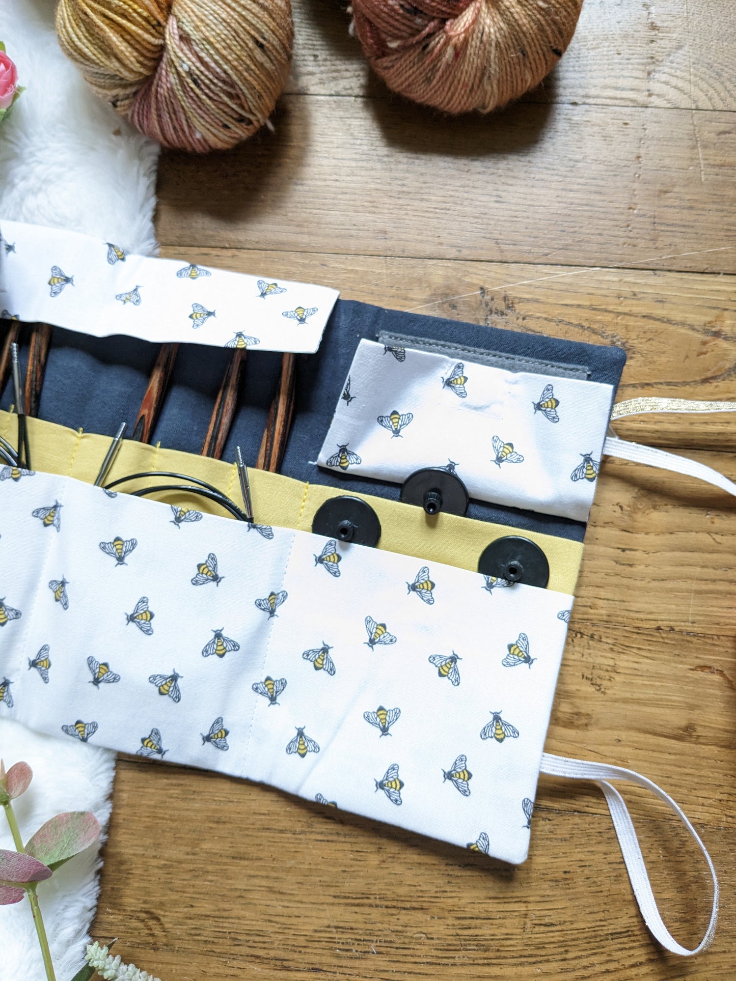 Removable circular needle storage pouch or Tunisian hooks "Bee simple" pattern