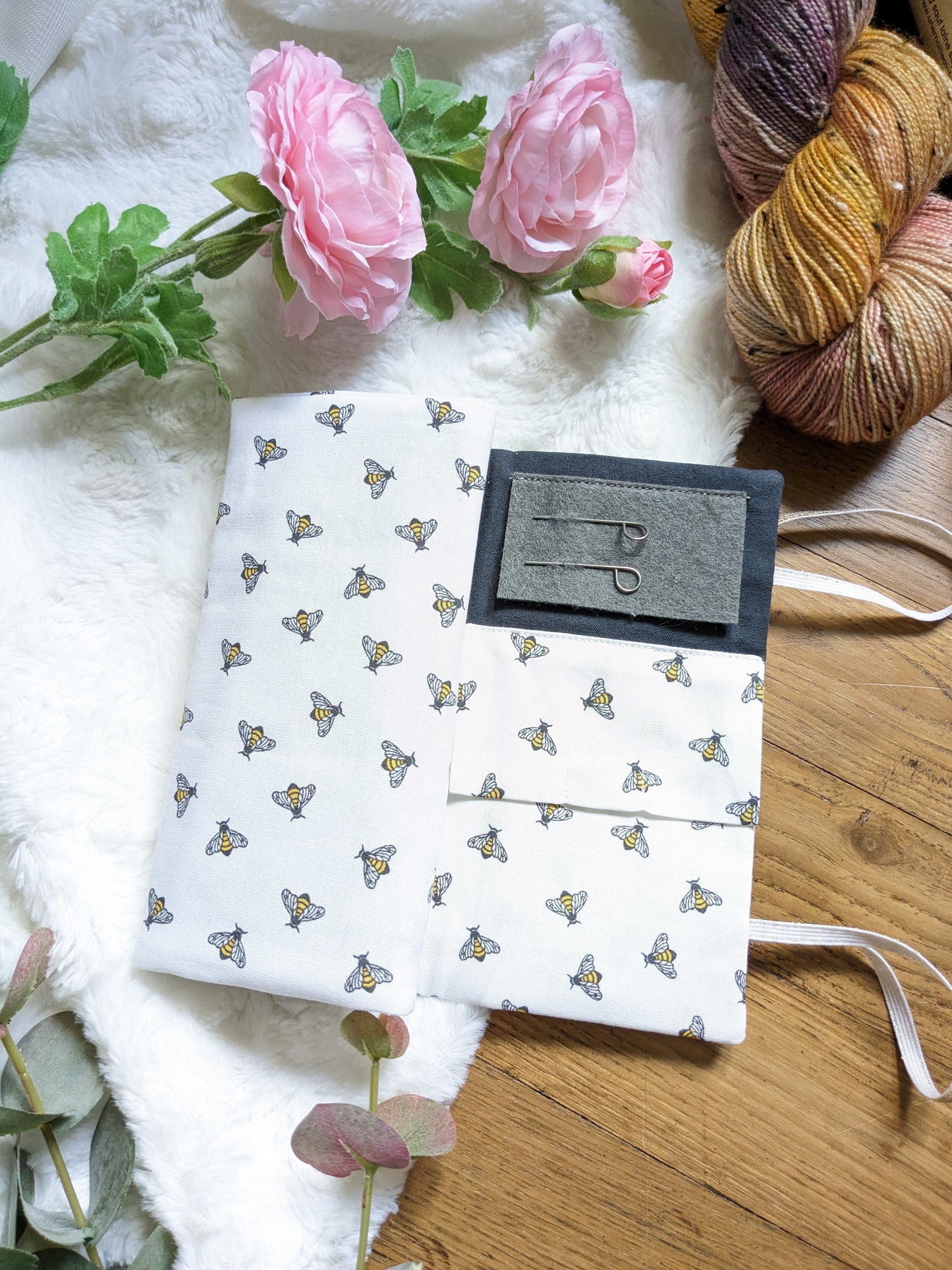 Removable circular needle storage pouch or Tunisian hooks "Bee simple" pattern