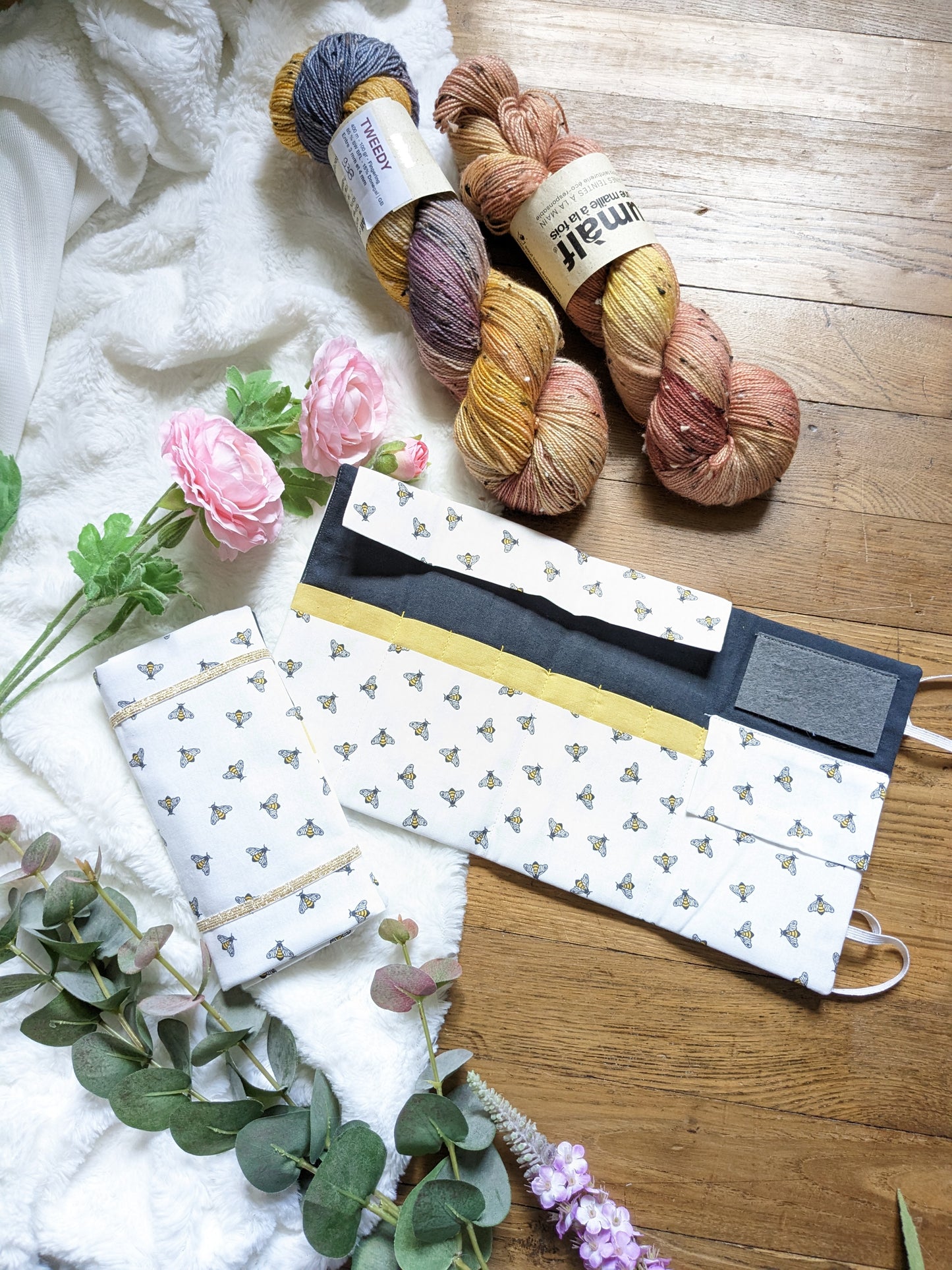 Removable circular needle storage pouch or Tunisian hooks "Bee simple" pattern