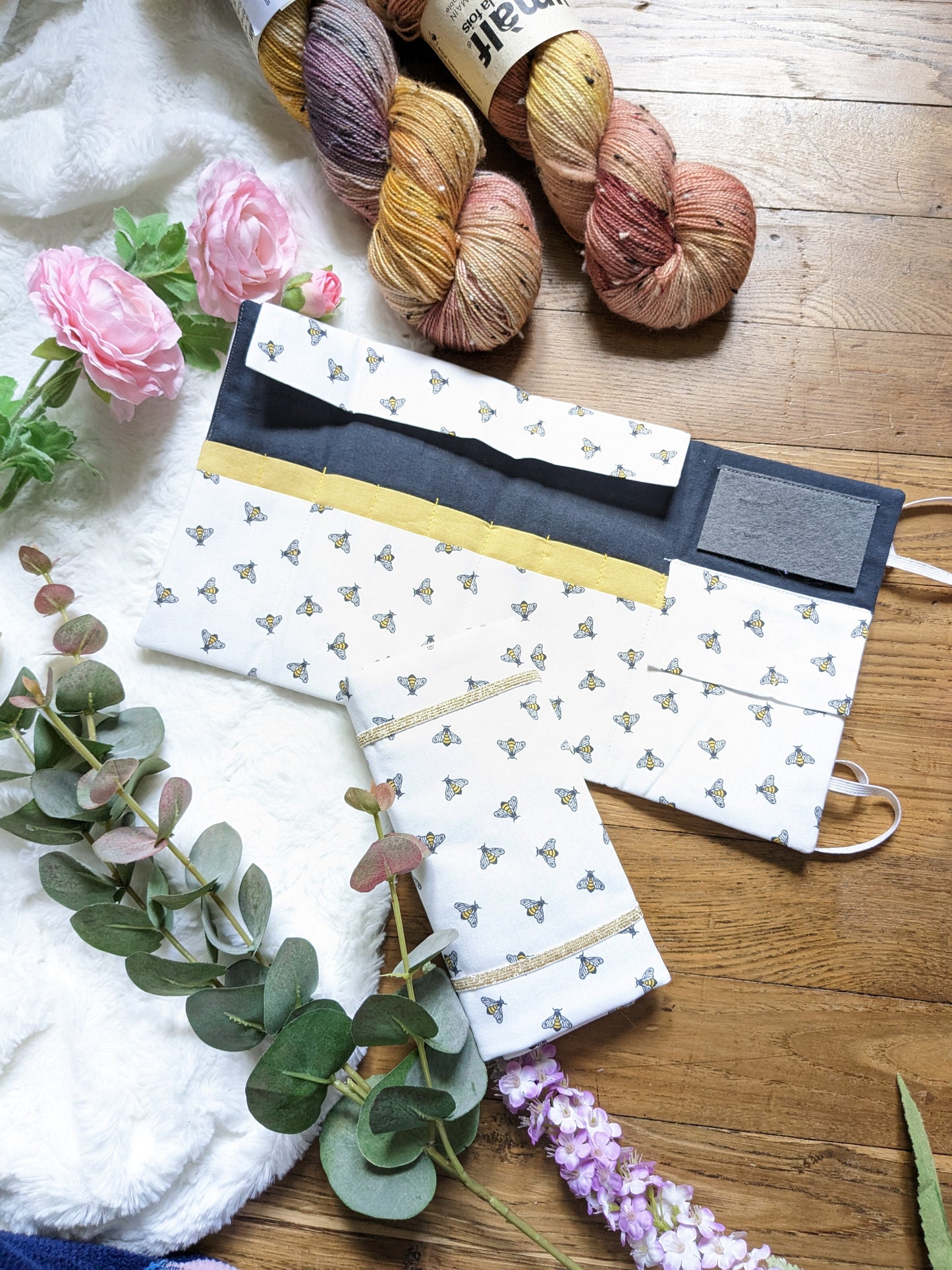 Removable circular needle storage pouch or Tunisian hooks "Bee simple" pattern
