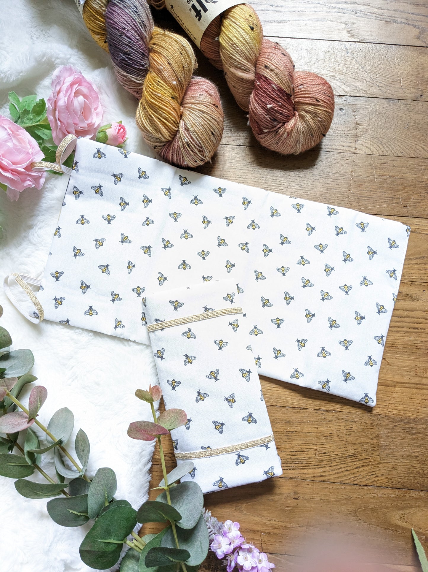Removable circular needle storage pouch or Tunisian hooks "Bee simple" pattern