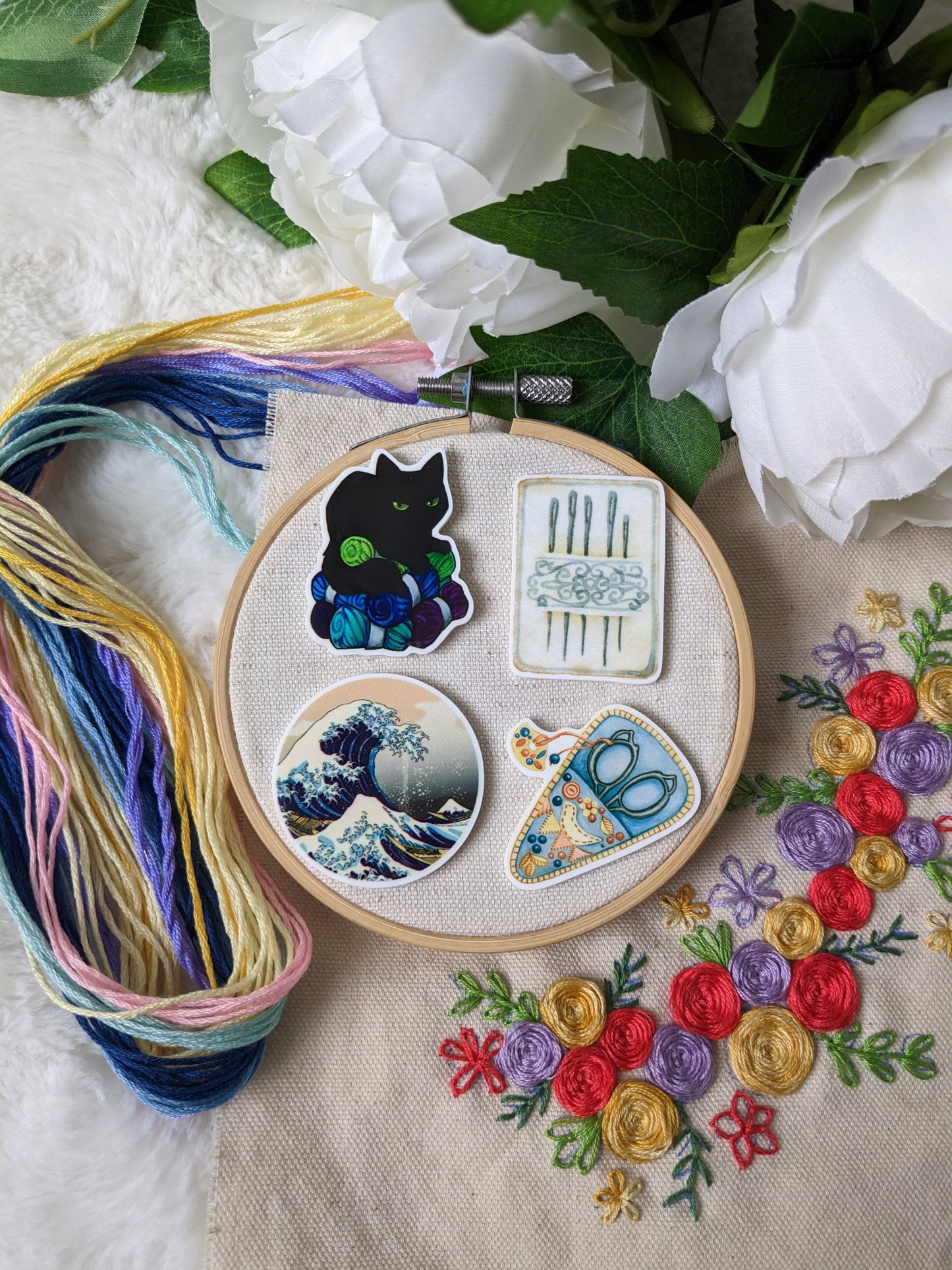 Magnetic needle holder / needle minder "Needle holder", "Blue scissors", "Cat and balls" or "Wave"