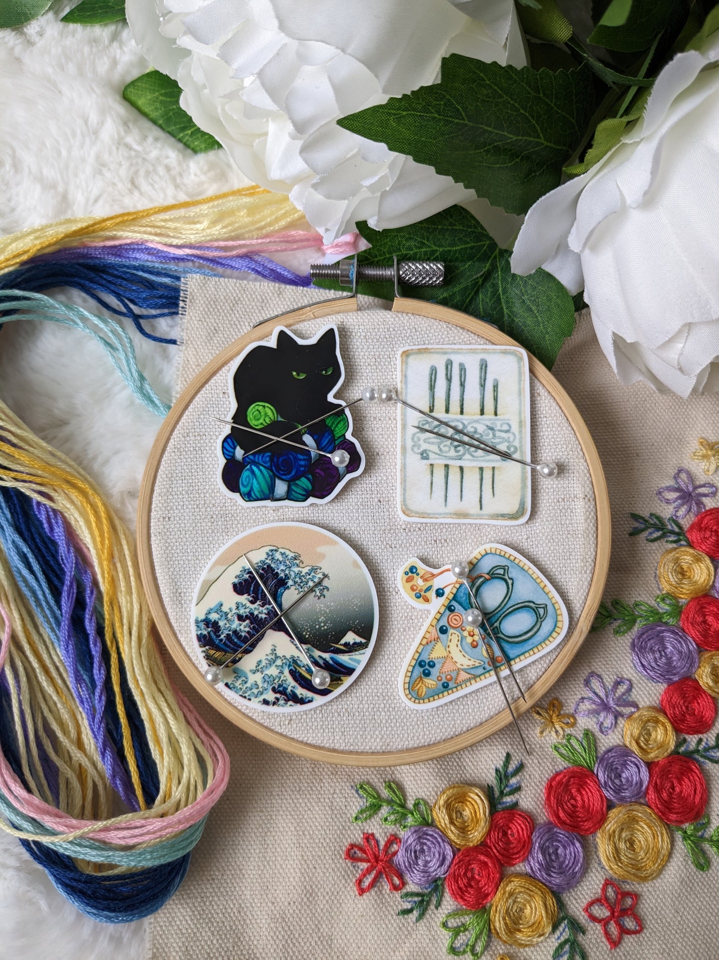 Magnetic needle holder / needle minder "Needle holder", "Blue scissors", "Cat and balls" or "Wave"