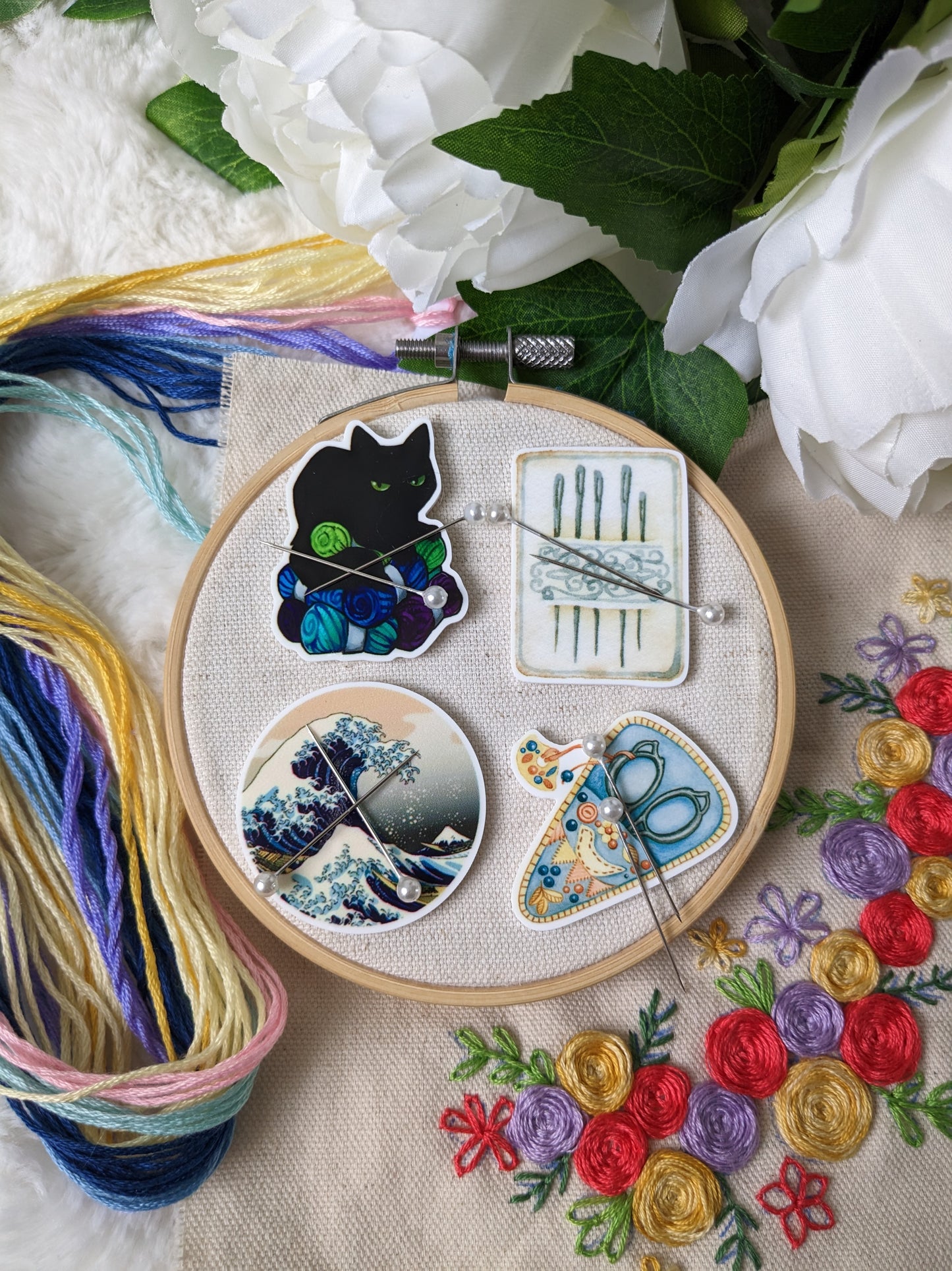 Magnetic needle holder / needle minder "Needle holder", "Blue scissors", "Cat and balls" or "Wave"