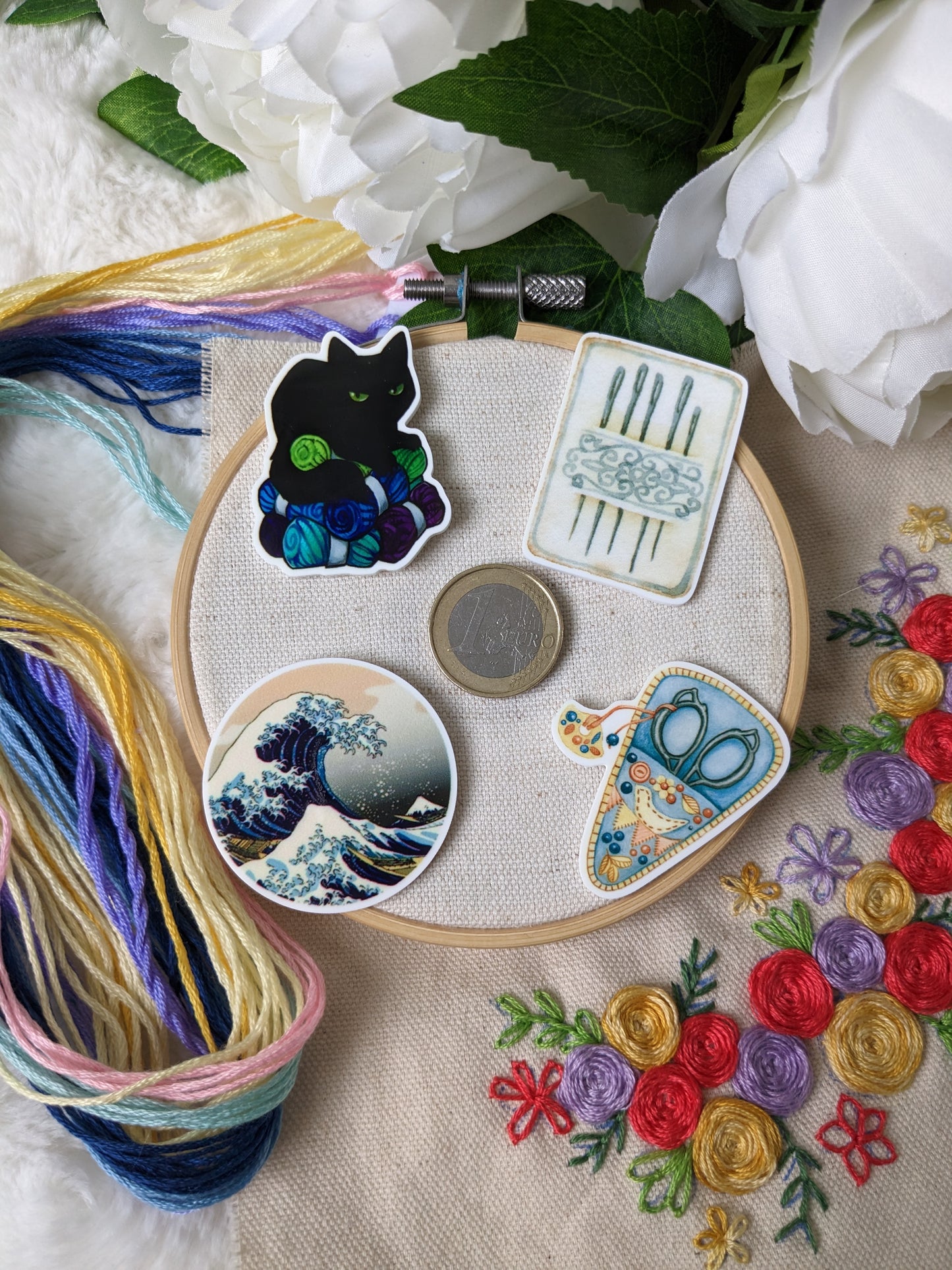 Magnetic needle holder / needle minder "Needle holder", "Blue scissors", "Cat and balls" or "Wave"