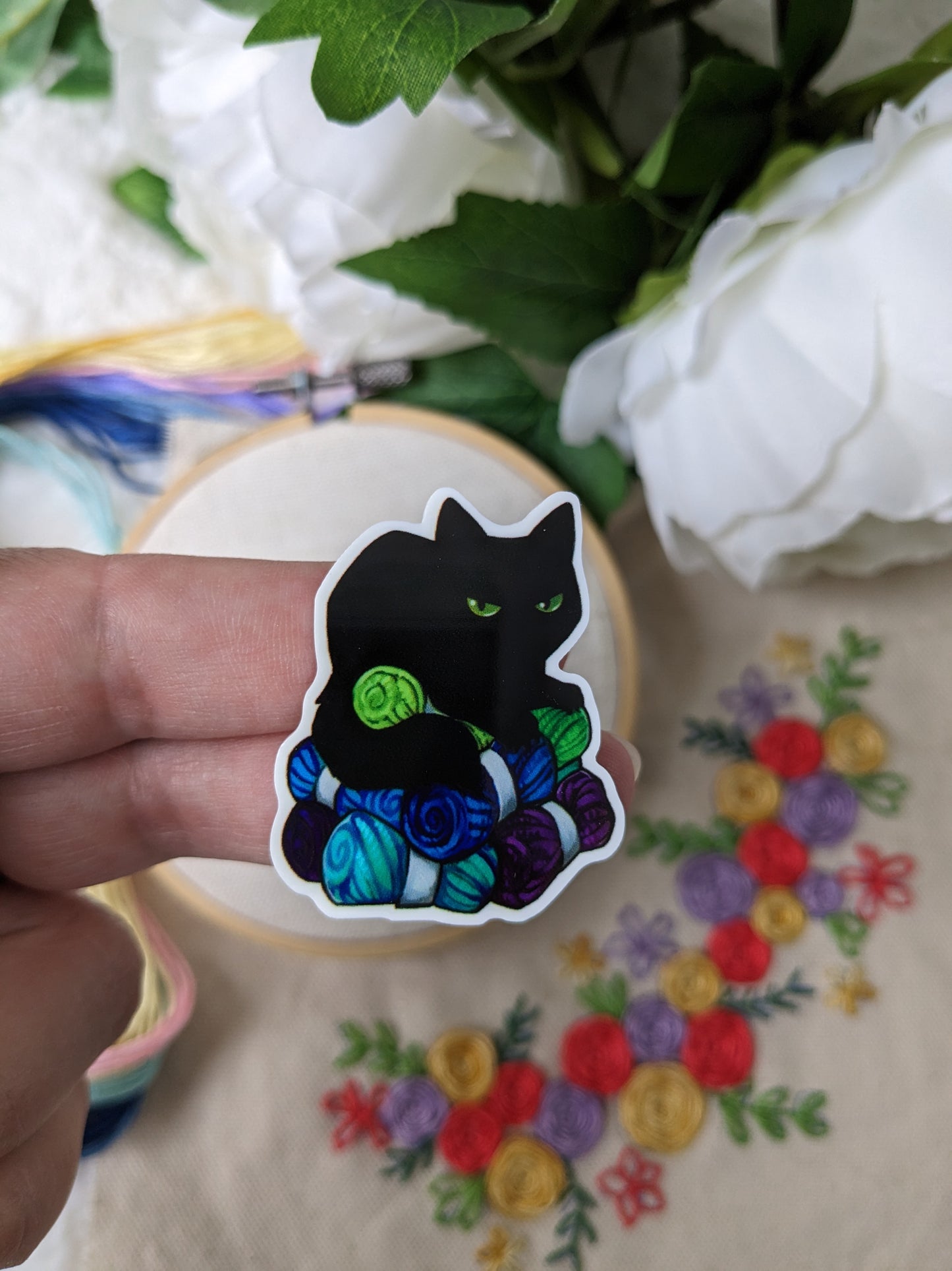 Magnetic needle holder / needle minder "Needle holder", "Blue scissors", "Cat and balls" or "Wave"