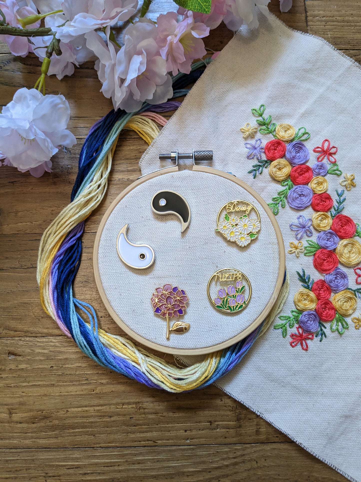 Magnetic needle holder / needle minder "Black Yin", "White Yang", "Purple Hydrangea", "Daisy" or "Tulips"