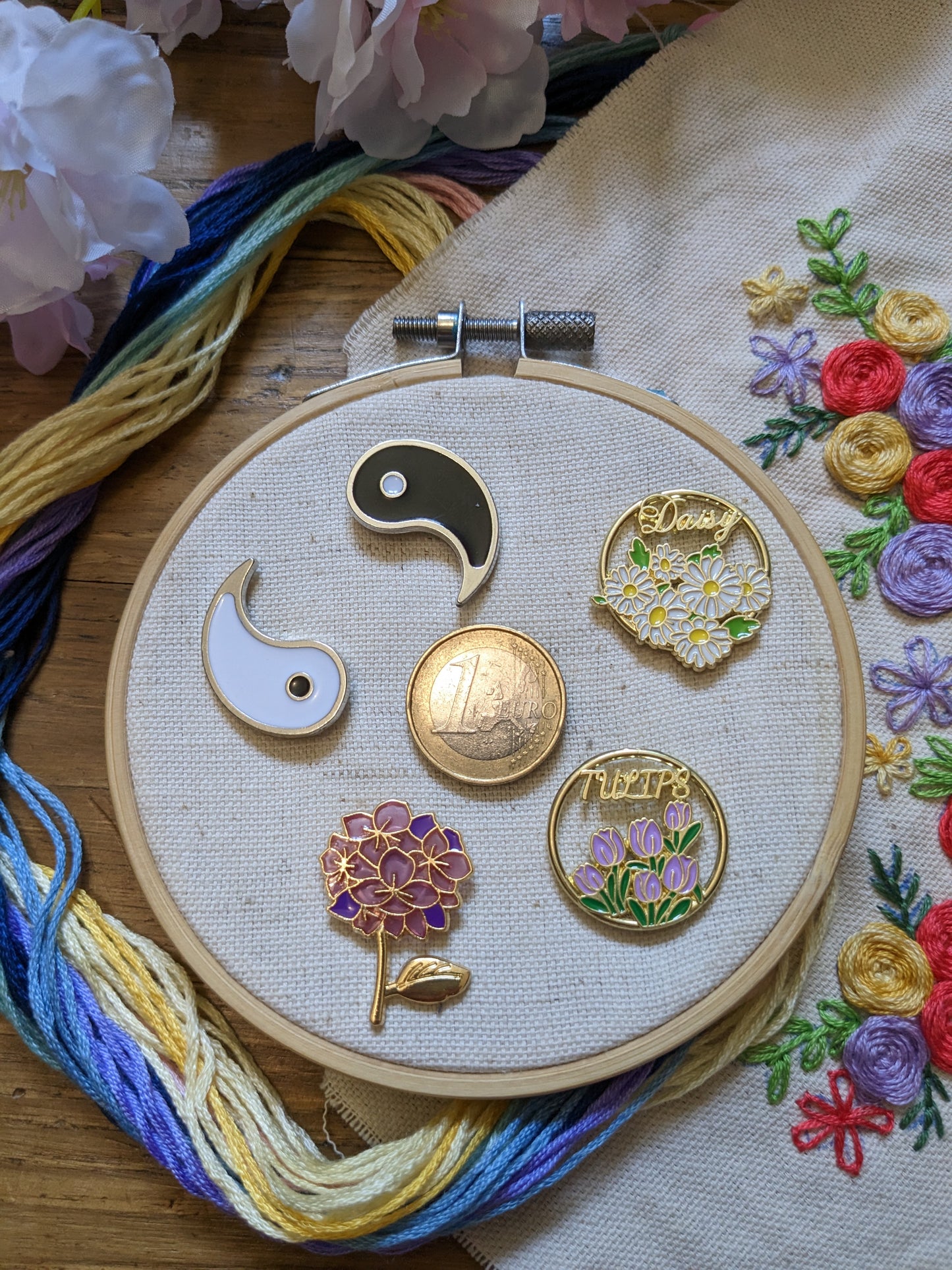 Magnetic needle holder / needle minder "Black Yin", "White Yang", "Purple Hydrangea", "Daisy" or "Tulips"