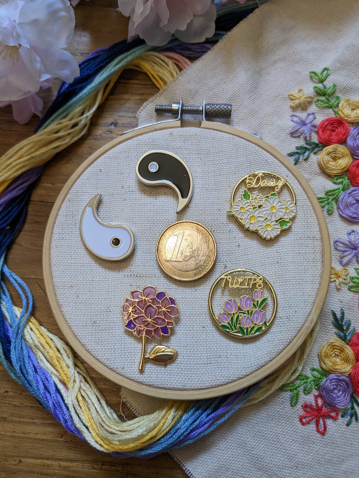 Magnetic needle holder / needle minder "Black Yin", "White Yang", "Purple Hydrangea", "Daisy" or "Tulips"