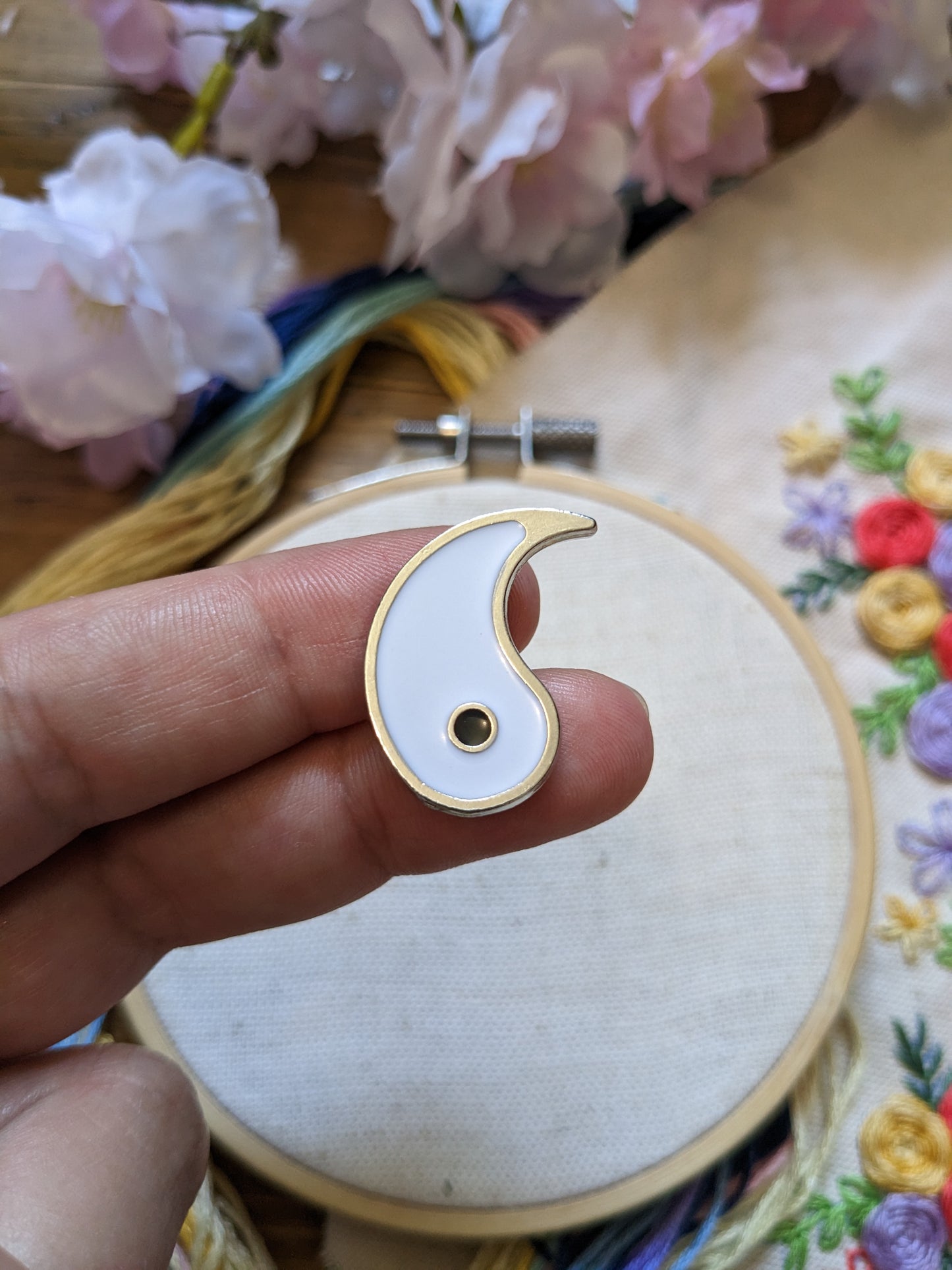 Magnetic needle holder / needle minder "Black Yin", "White Yang", "Purple Hydrangea", "Daisy" or "Tulips"