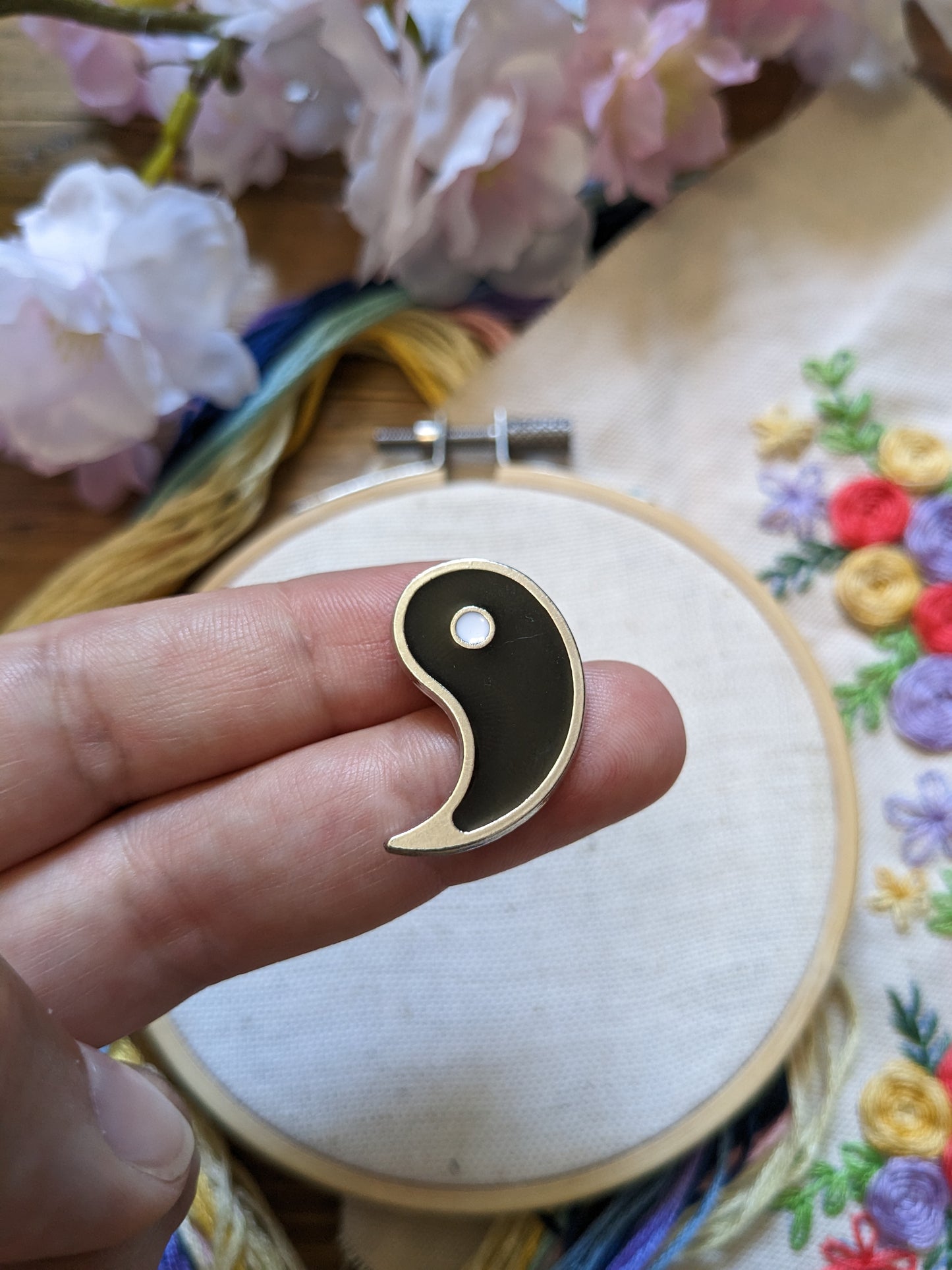 Magnetic needle holder / needle minder "Black Yin", "White Yang", "Purple Hydrangea", "Daisy" or "Tulips"