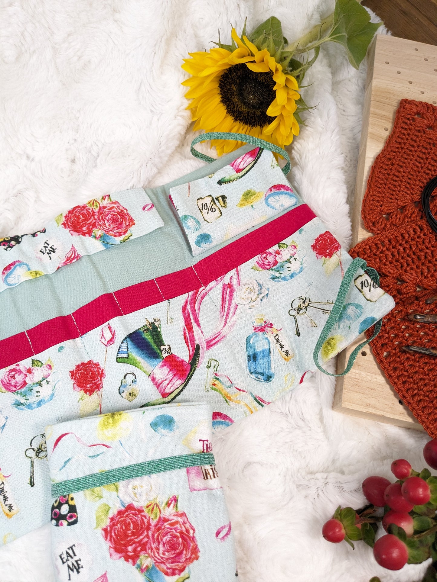 Pochette de rangement aiguilles circulairez amovibles ou crochets tunisiens motif "Wonderland"
