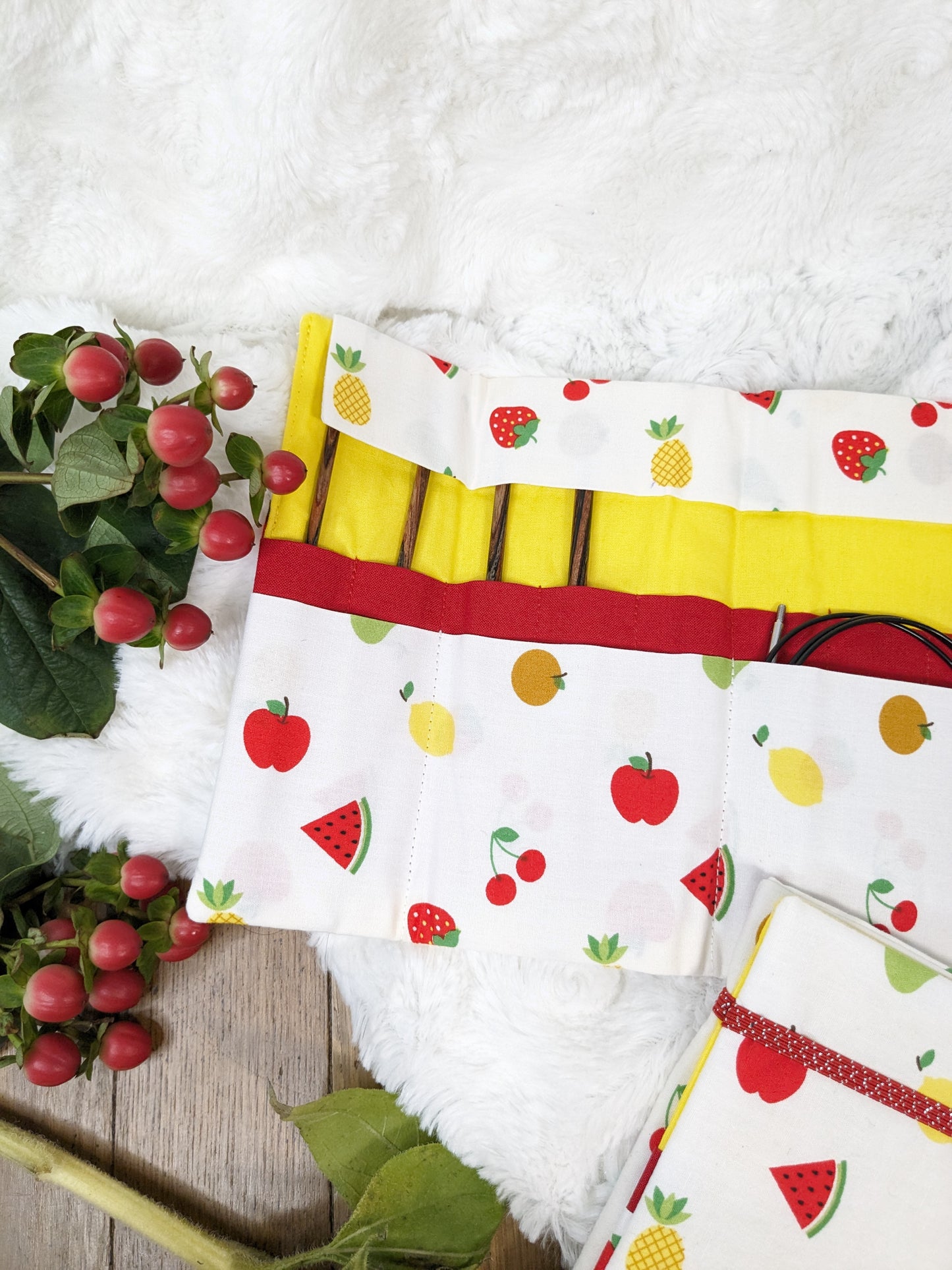 Pochette de rangement aiguilles circulaires amovibles ou crochets tunisiens motif "Fruits"