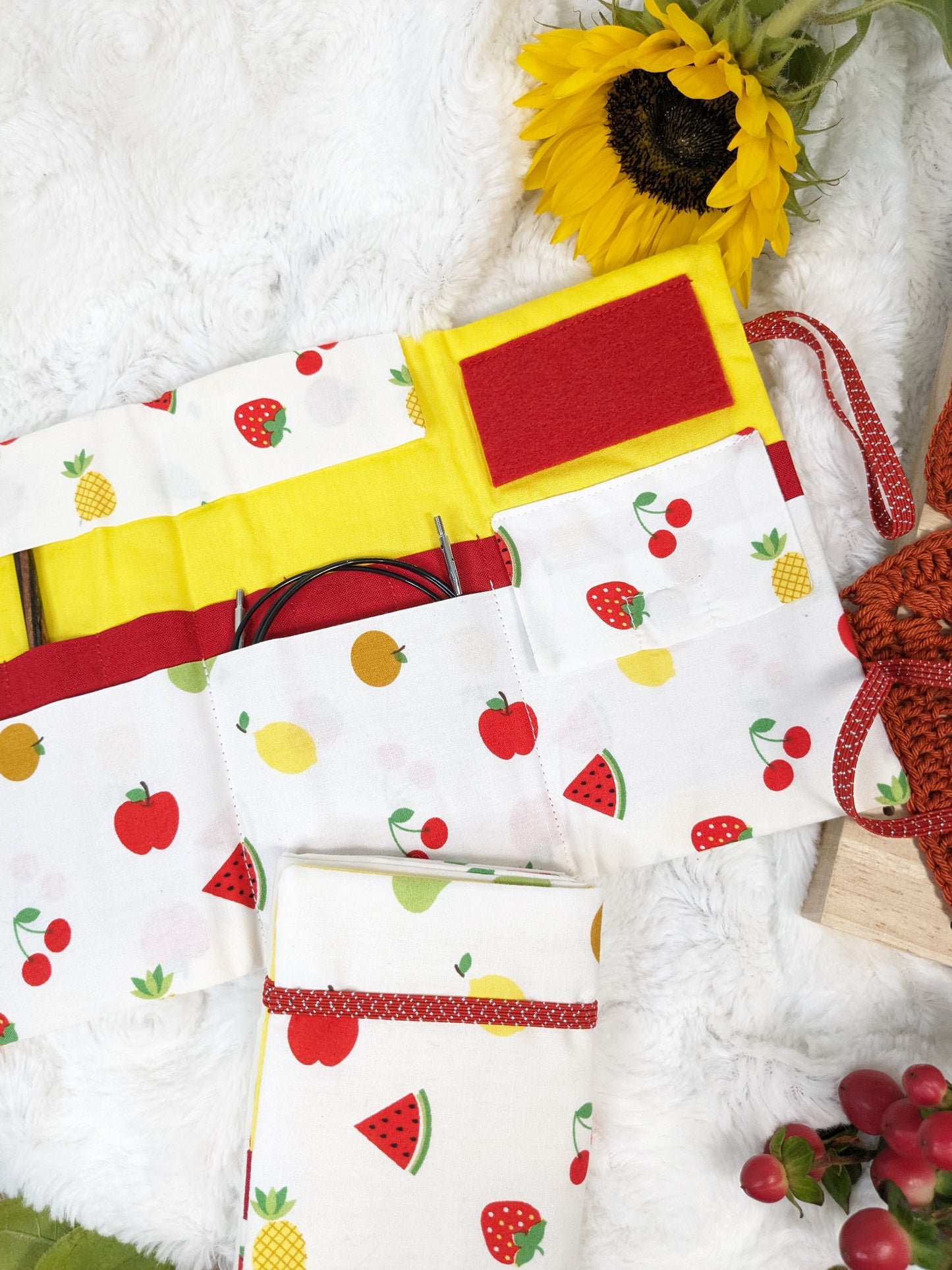 Pochette de rangement aiguilles circulaires amovibles ou crochets tunisiens motif "Fruits"