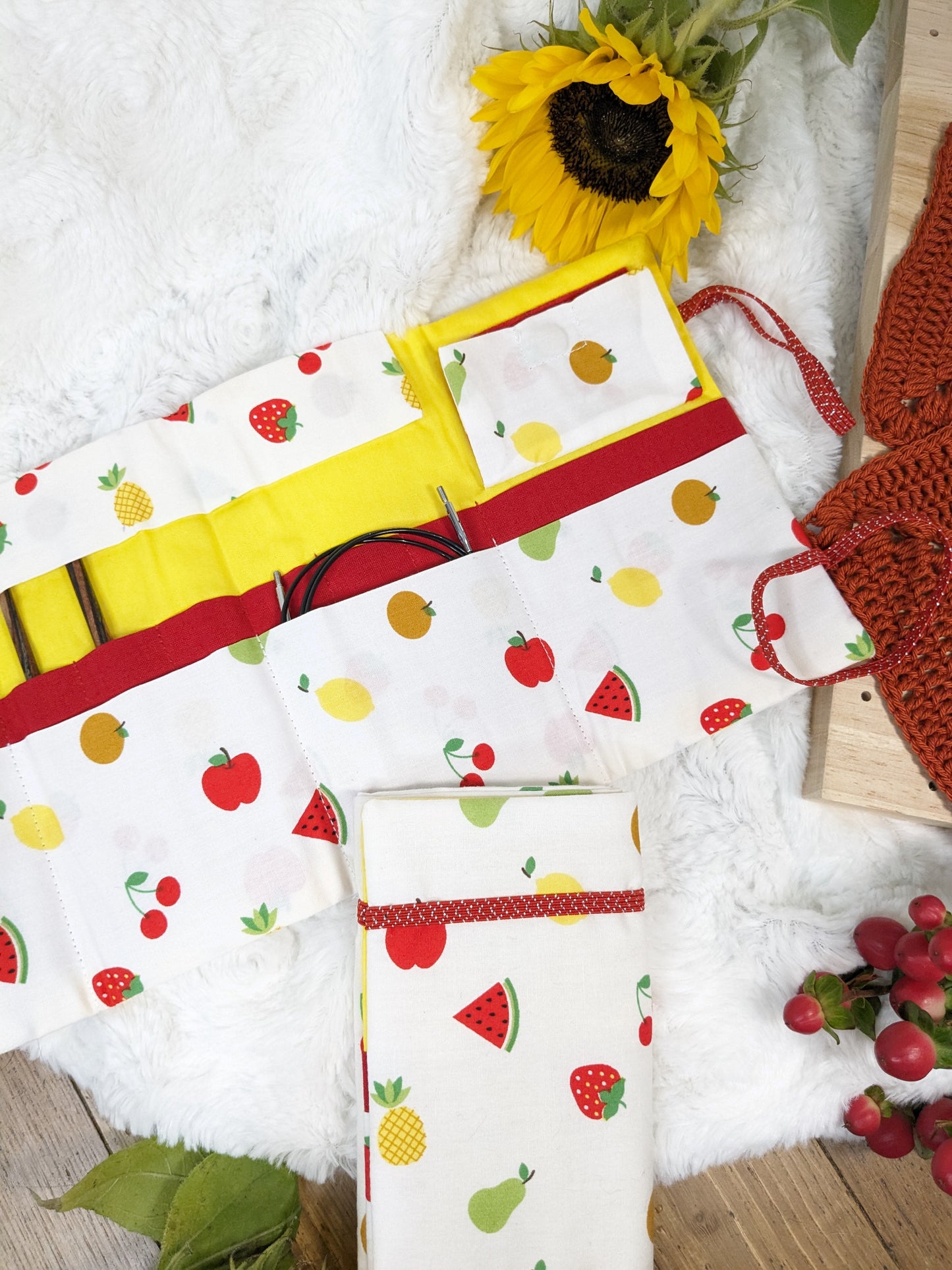 Pochette de rangement aiguilles circulaires amovibles ou crochets tunisiens motif "Fruits"