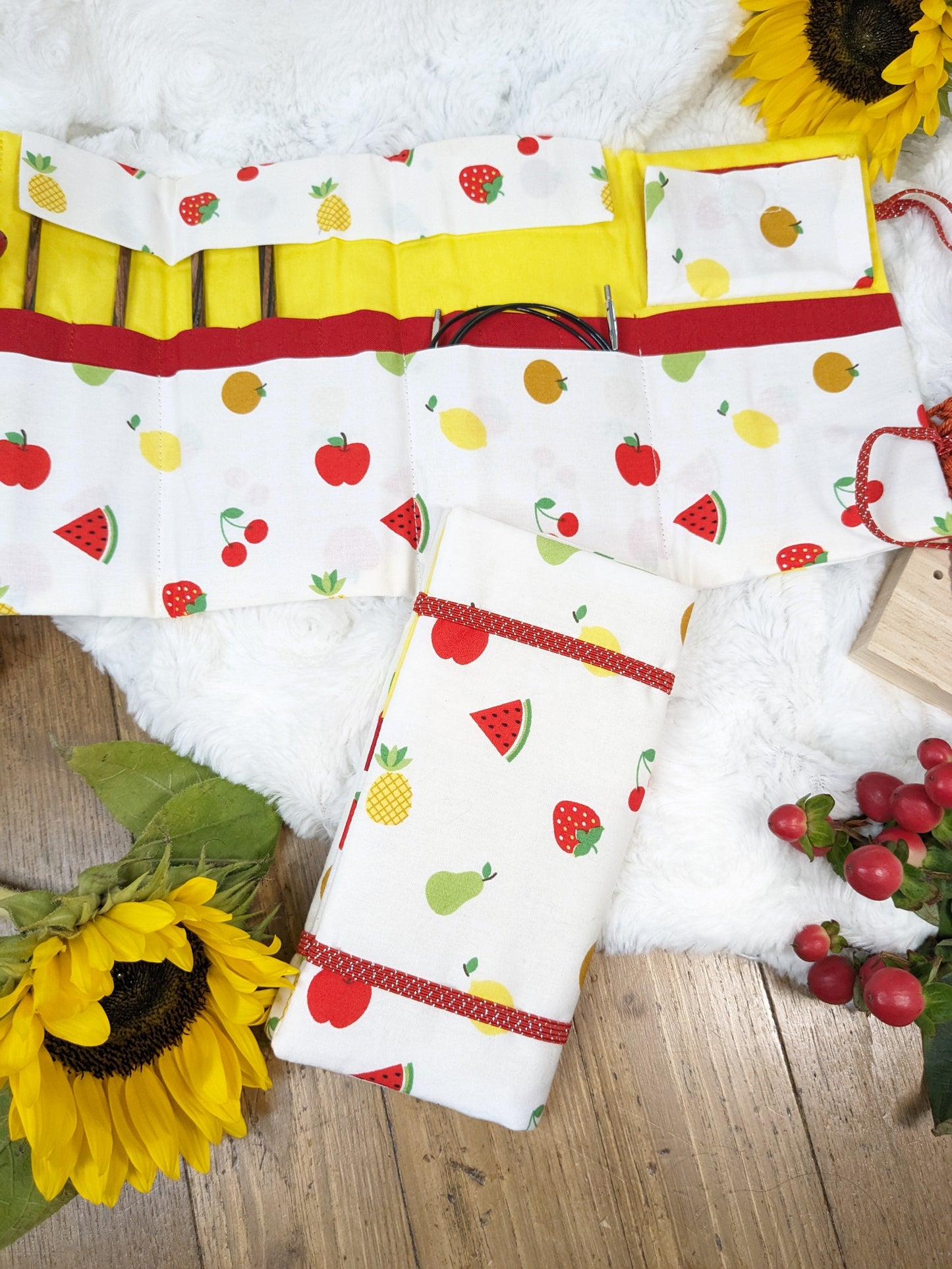 Pochette de rangement aiguilles circulaires amovibles ou crochets tunisiens motif "Fruits"