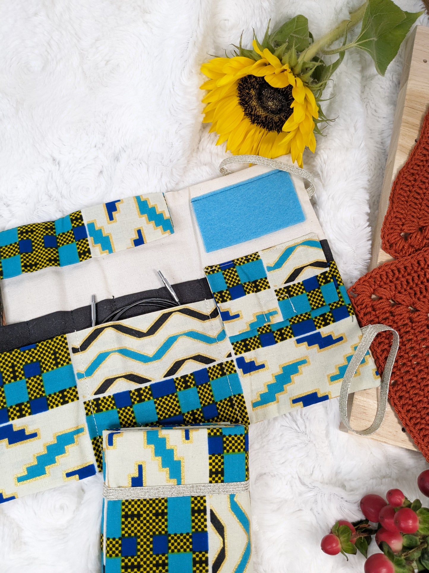 Pochette de rangement aiguilles circulaires amovibles ou crochets tunisiens motif "Wax beige et bleu"