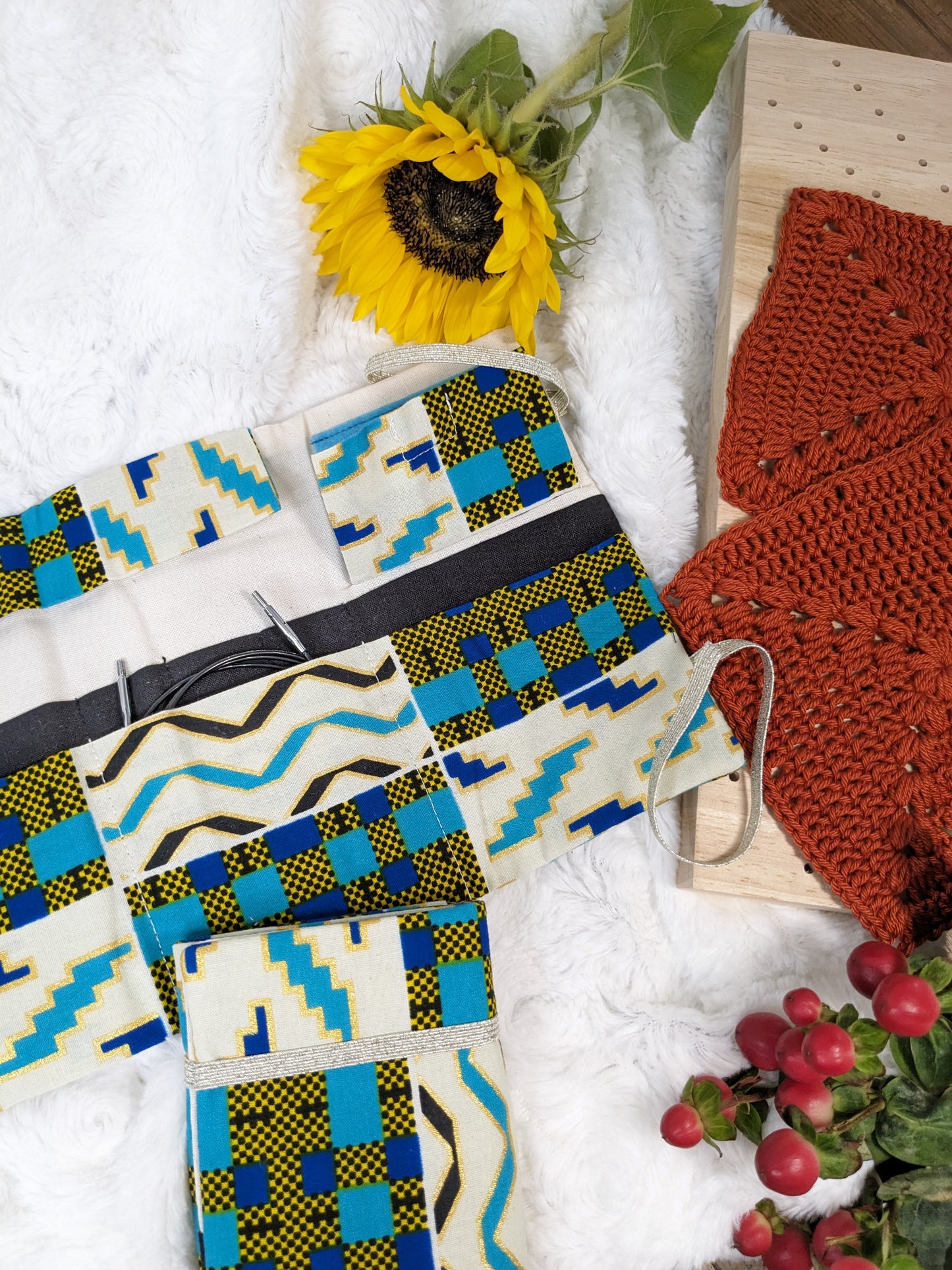 Pochette de rangement aiguilles circulaires amovibles ou crochets tunisiens motif "Wax beige et bleu"