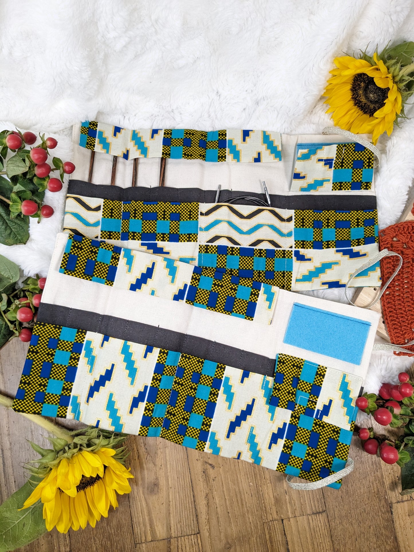Pochette de rangement aiguilles circulaires amovibles ou crochets tunisiens motif "Wax beige et bleu"
