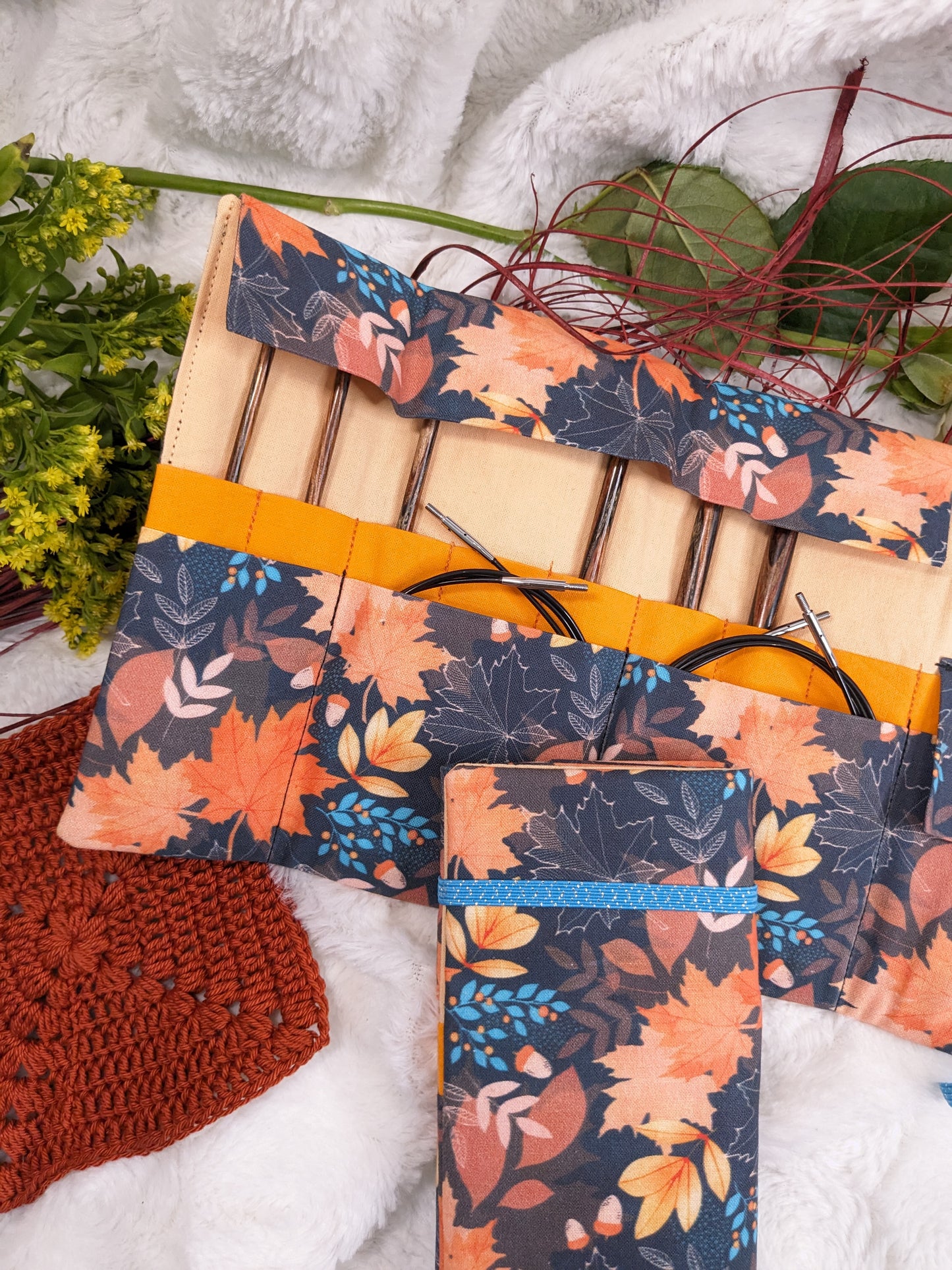 Pochette de rangement aiguilles circulaires amovibles ou crochets tunisiens motif "Feuilles d'automne"