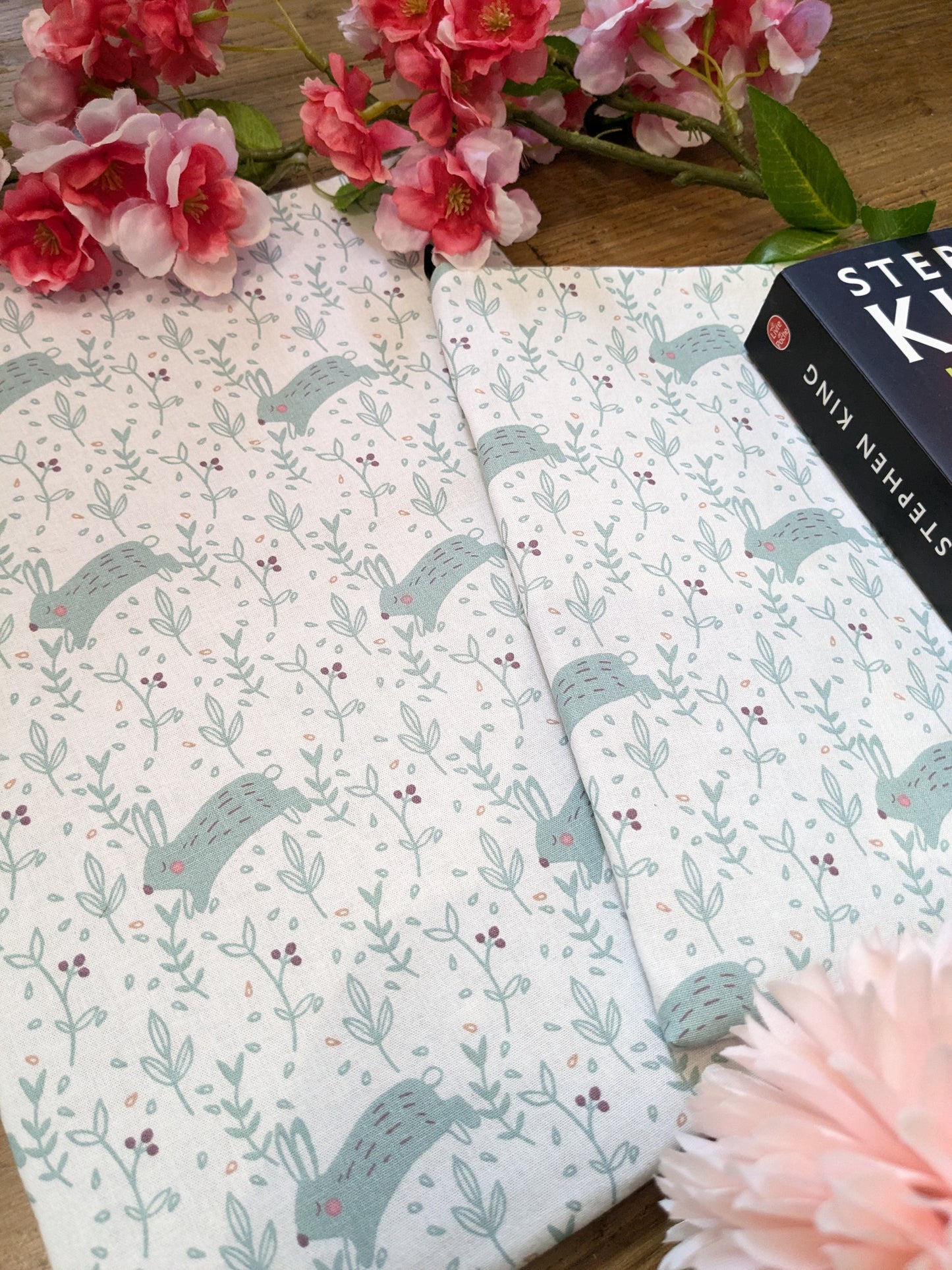 Housse de protection pour livre ou liseuse / booksleeve "Lapins bondissants"