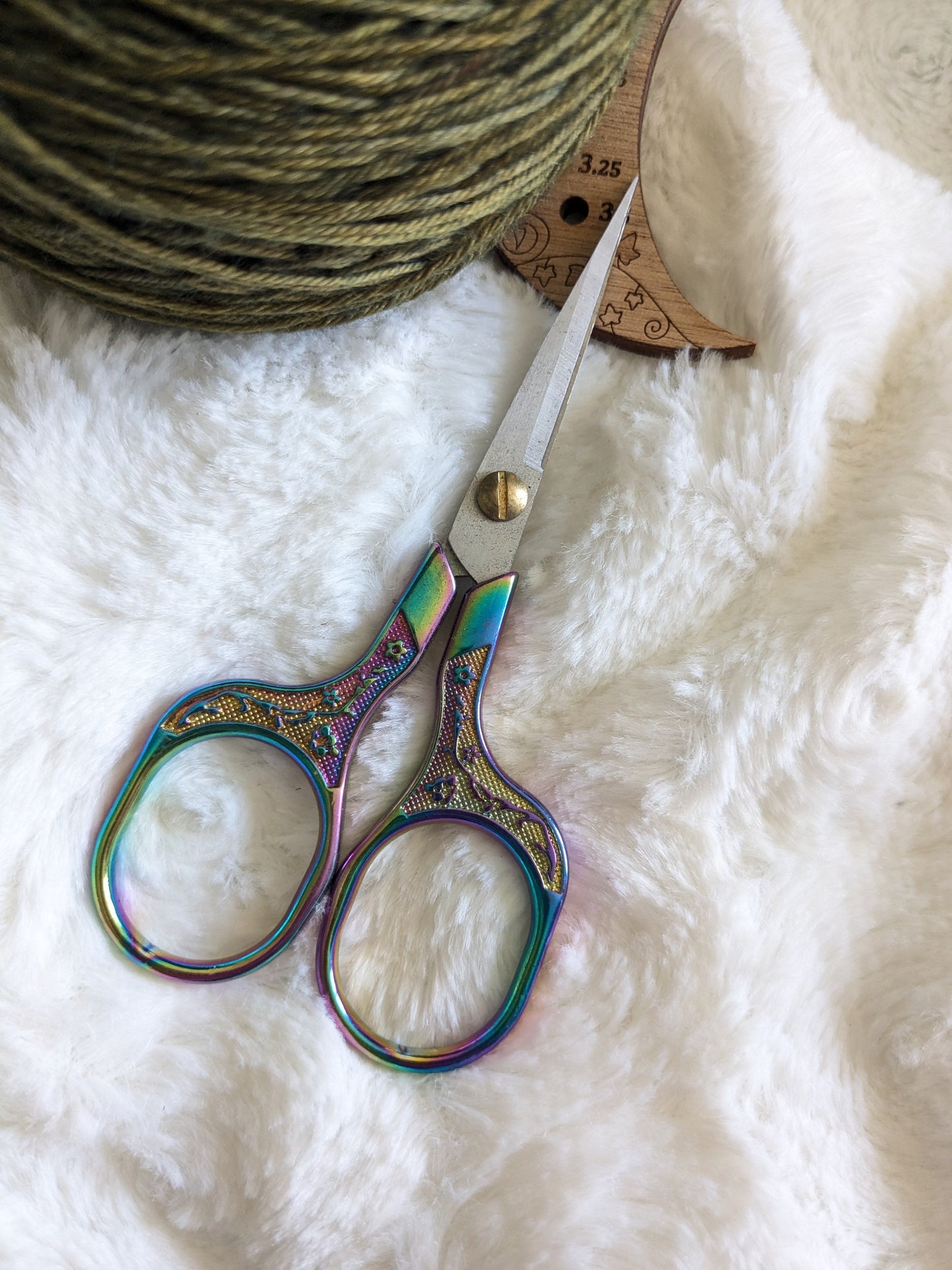 Ciseaux de broderie arc en ciel Résille et fleurs