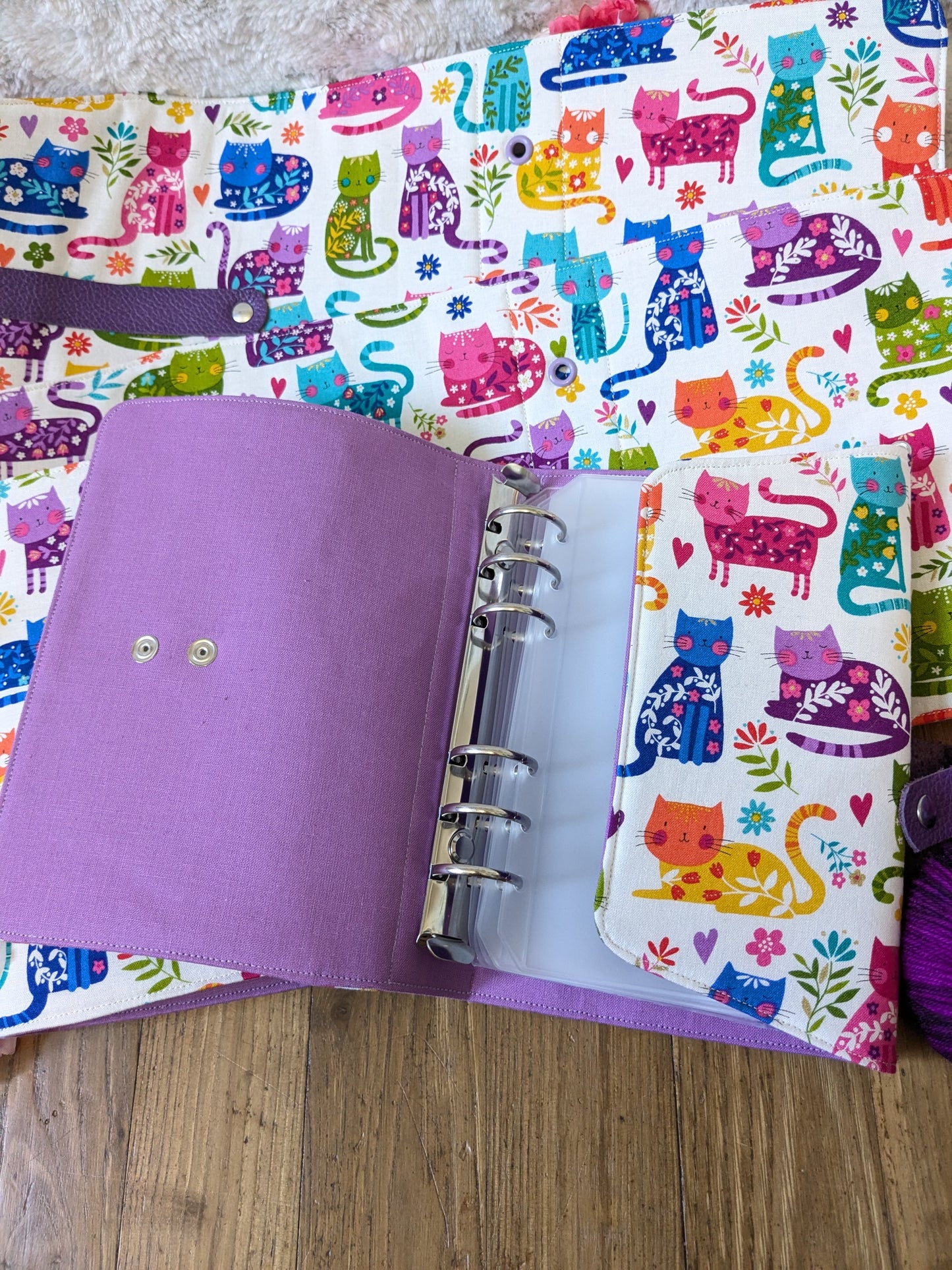 Classeur à aiguilles "Chats multicolores" (classeur complet = couverture + structure ⚠️)