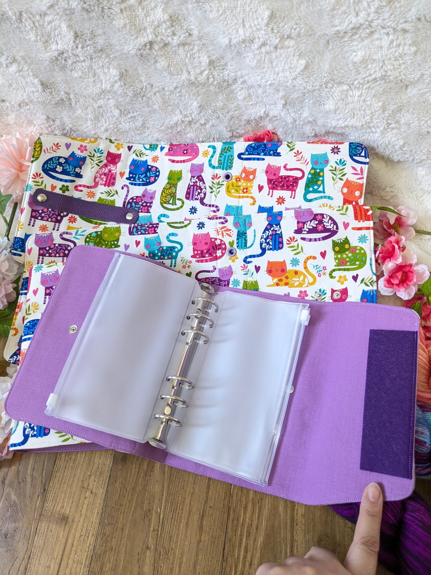 Classeur à aiguilles "Chats multicolores" (classeur complet = couverture + structure ⚠️)