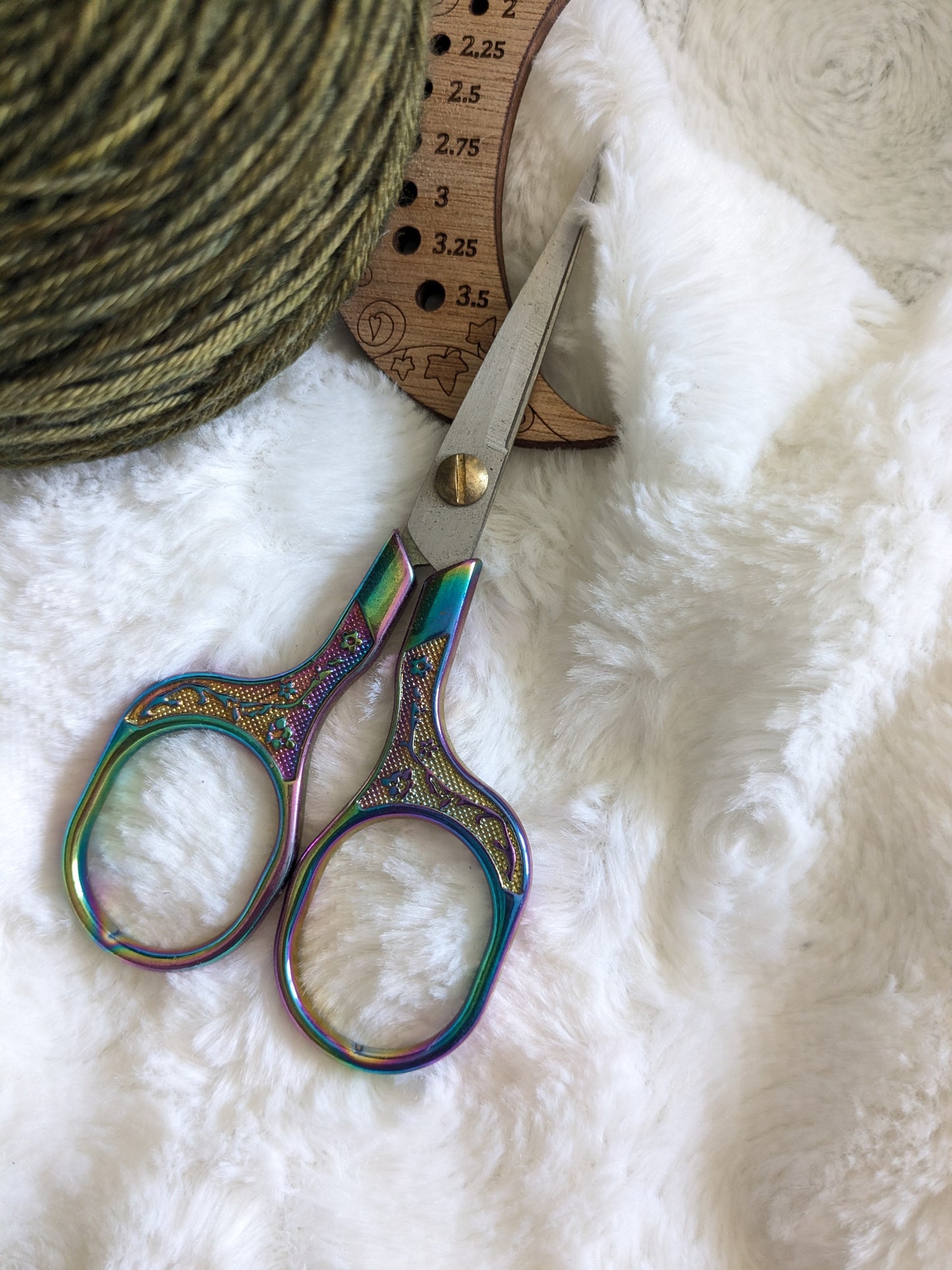 Ciseaux de broderie arc en ciel Résille et fleurs