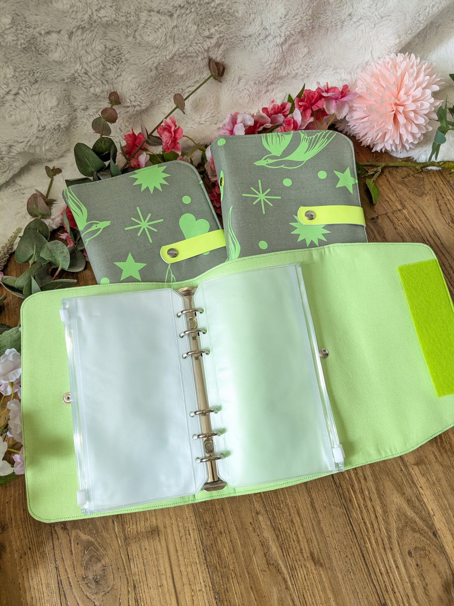 Classeur à aiguilles "Hirondelles vertes fluo"