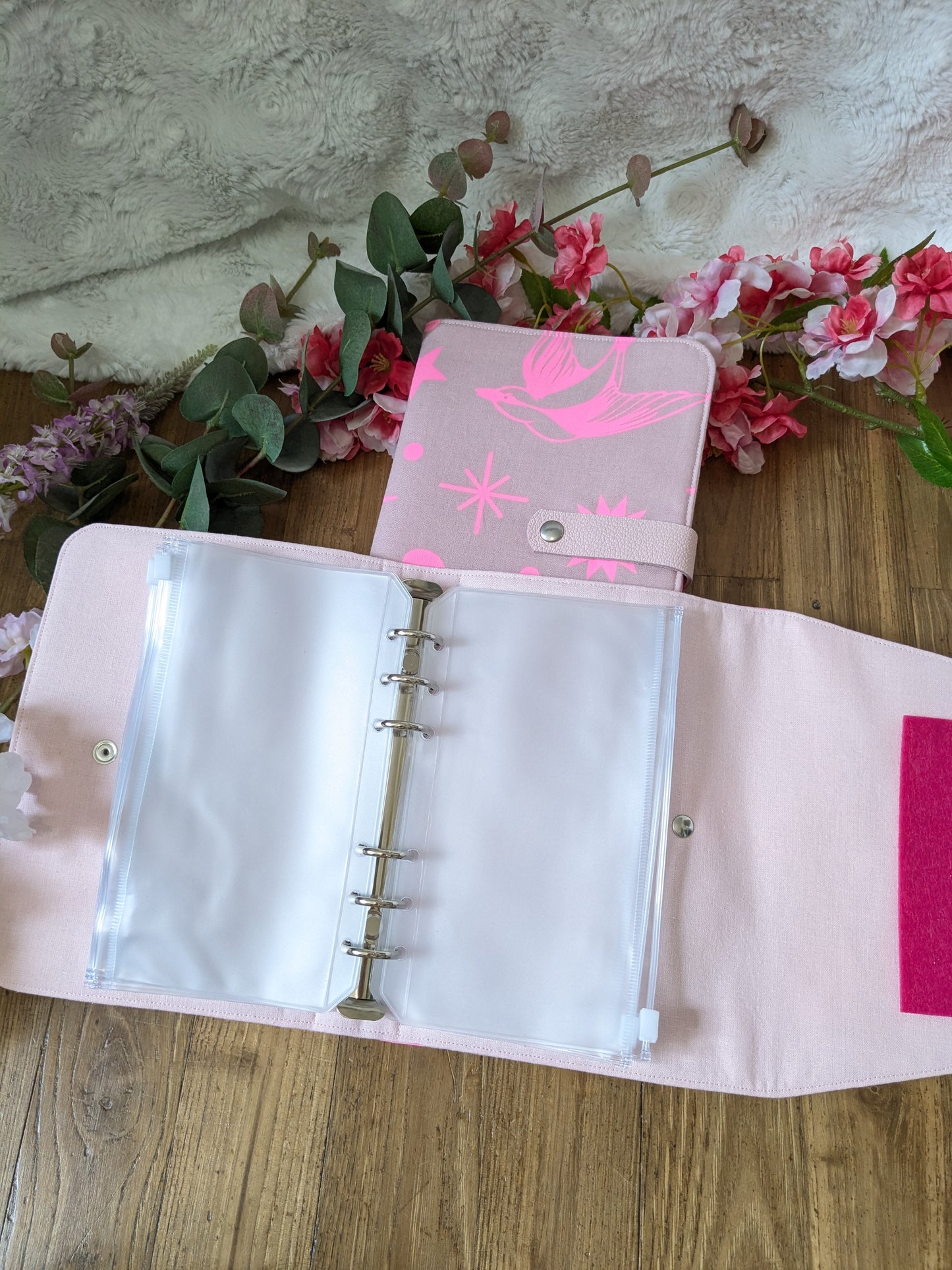 Classeur à aiguilles "Hirondelles roses fluo"