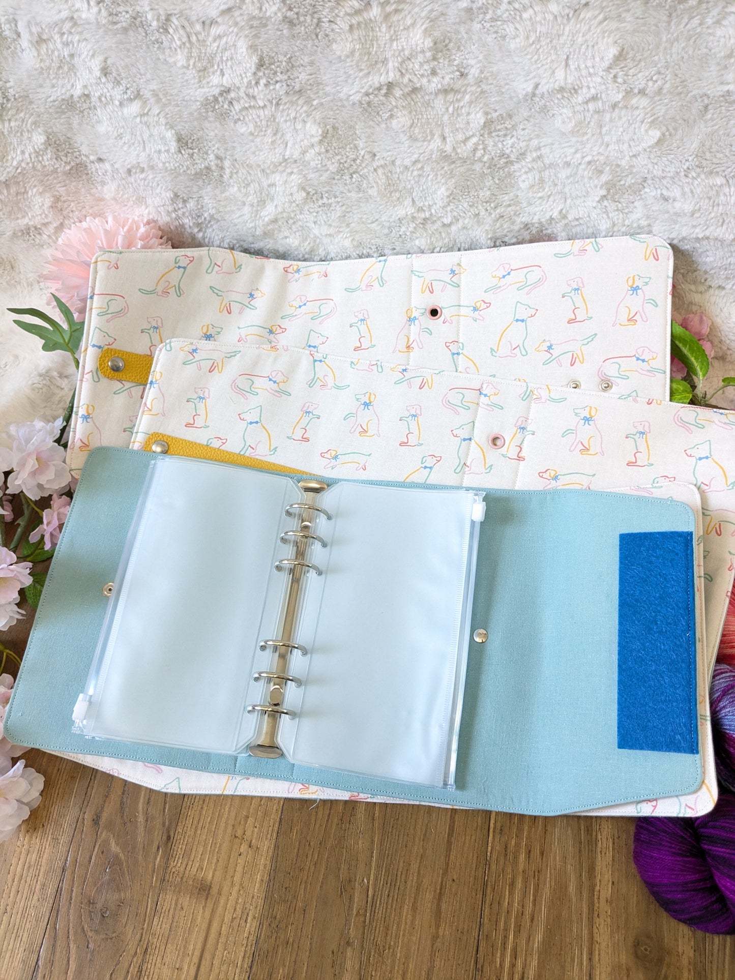 Classeur à aiguilles "Chiens multicolores" (classeur complet = couverture + structure ⚠️)