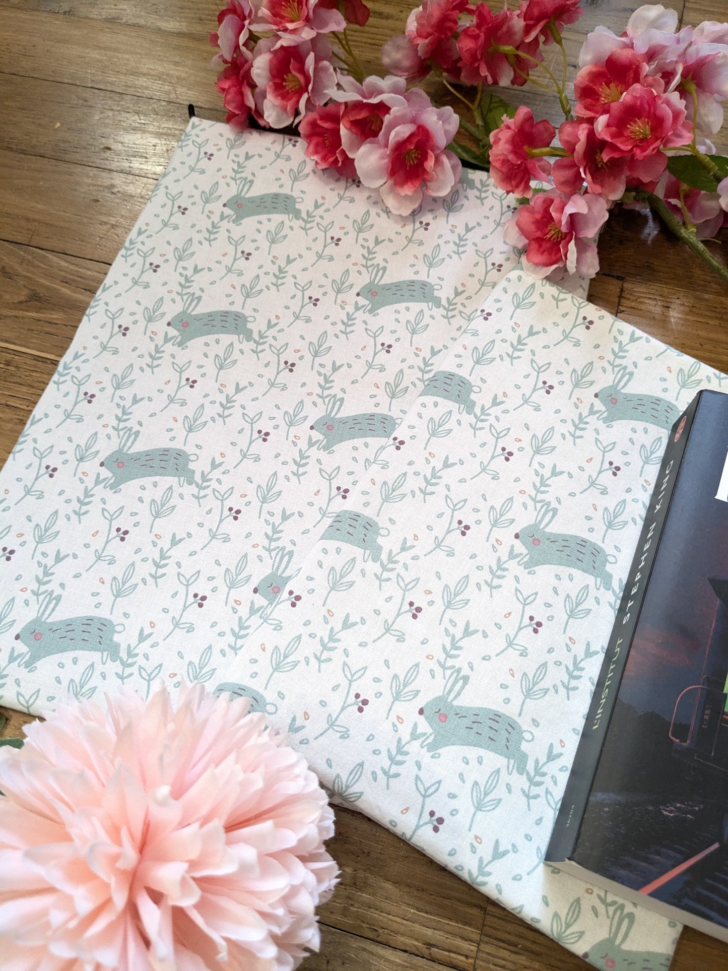 Housse de protection pour livre ou liseuse / booksleeve "Lapins bondissants"