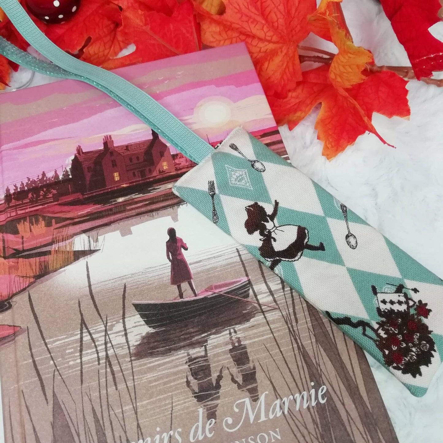 Marque page tissu élastique "Alice in wonderland rétro"