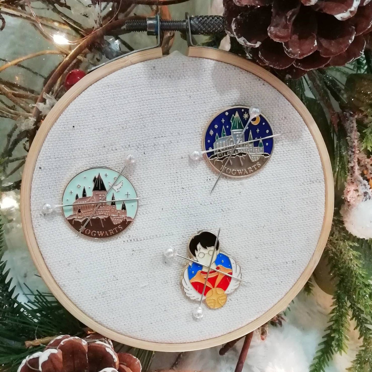 Magnetic needle holder / needle minder