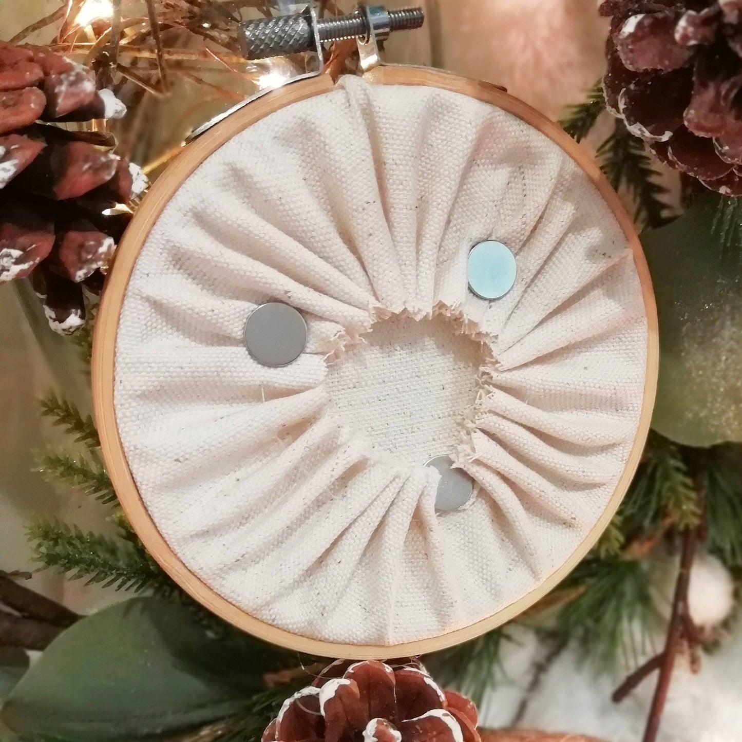 Magnetic needle holder / needle minder