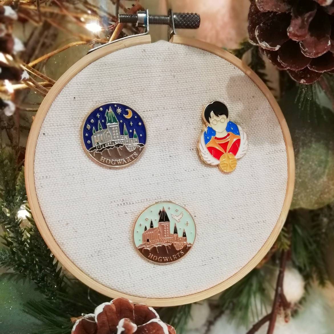 Magnetic needle holder / needle minder
