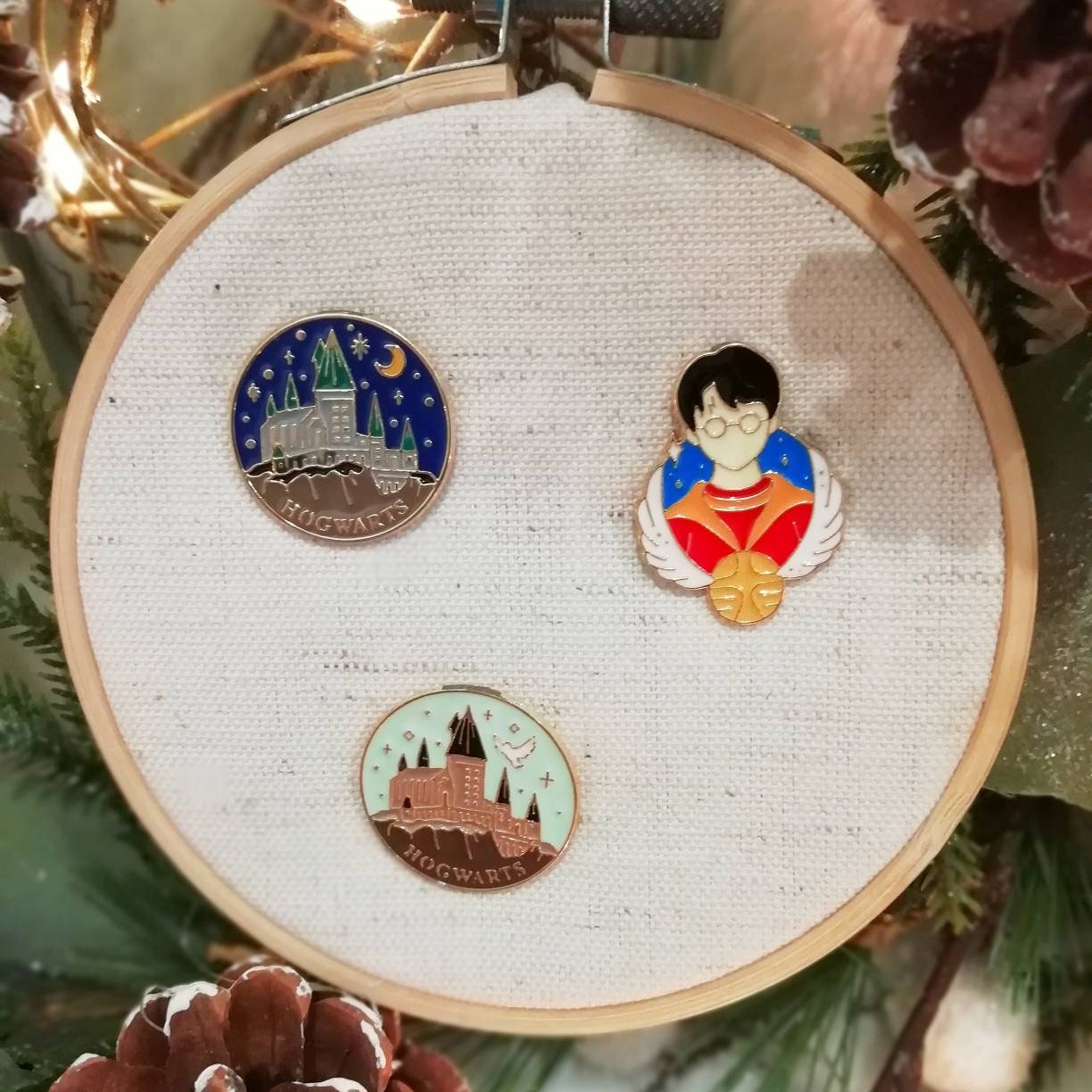 Magnetic needle holder / needle minder