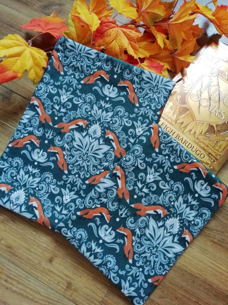 Book sleeve / booksleeve "Leaping foxes"